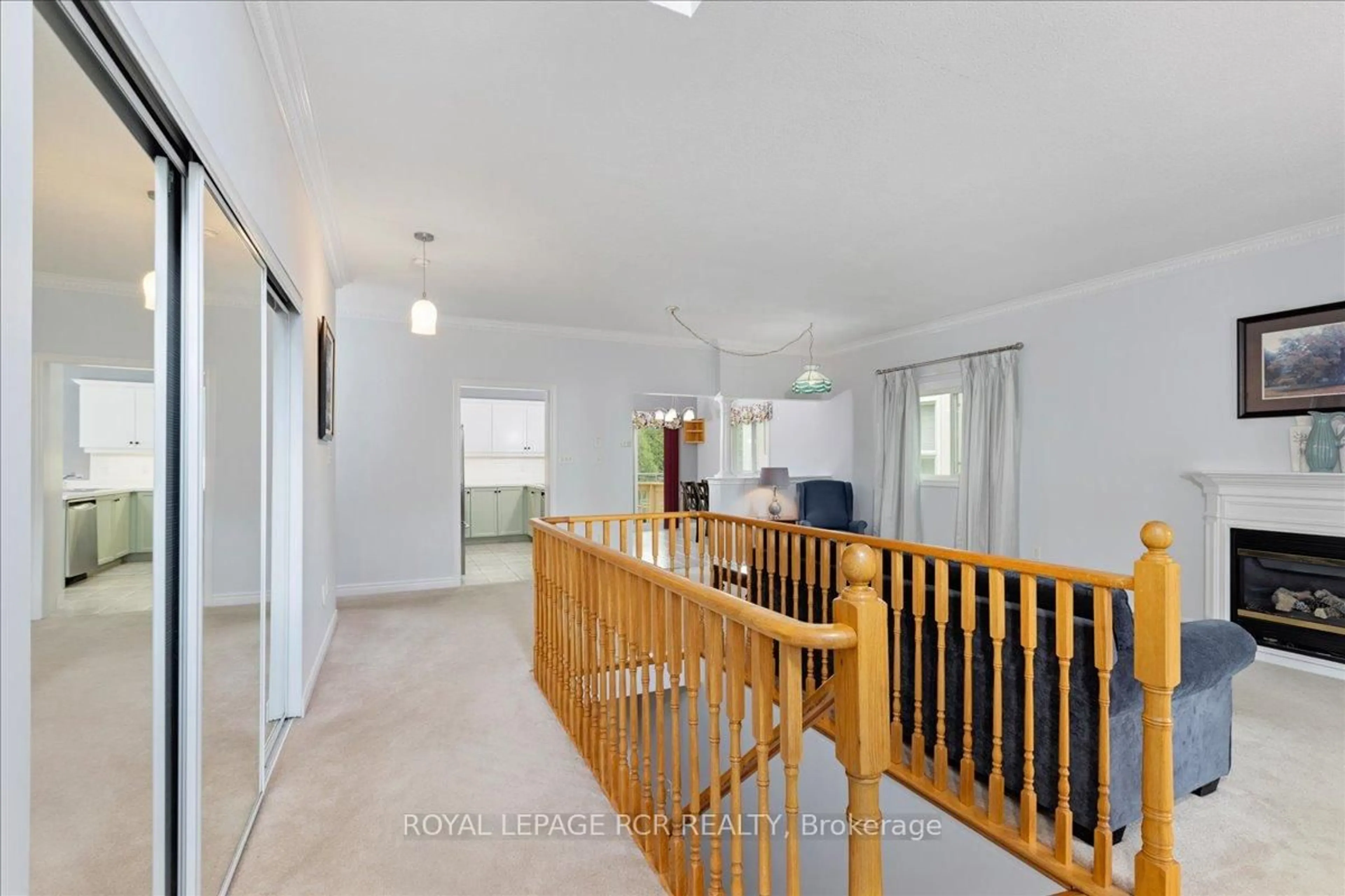 Indoor foyer for 332 King St, East Gwillimbury Ontario L0G 1M0