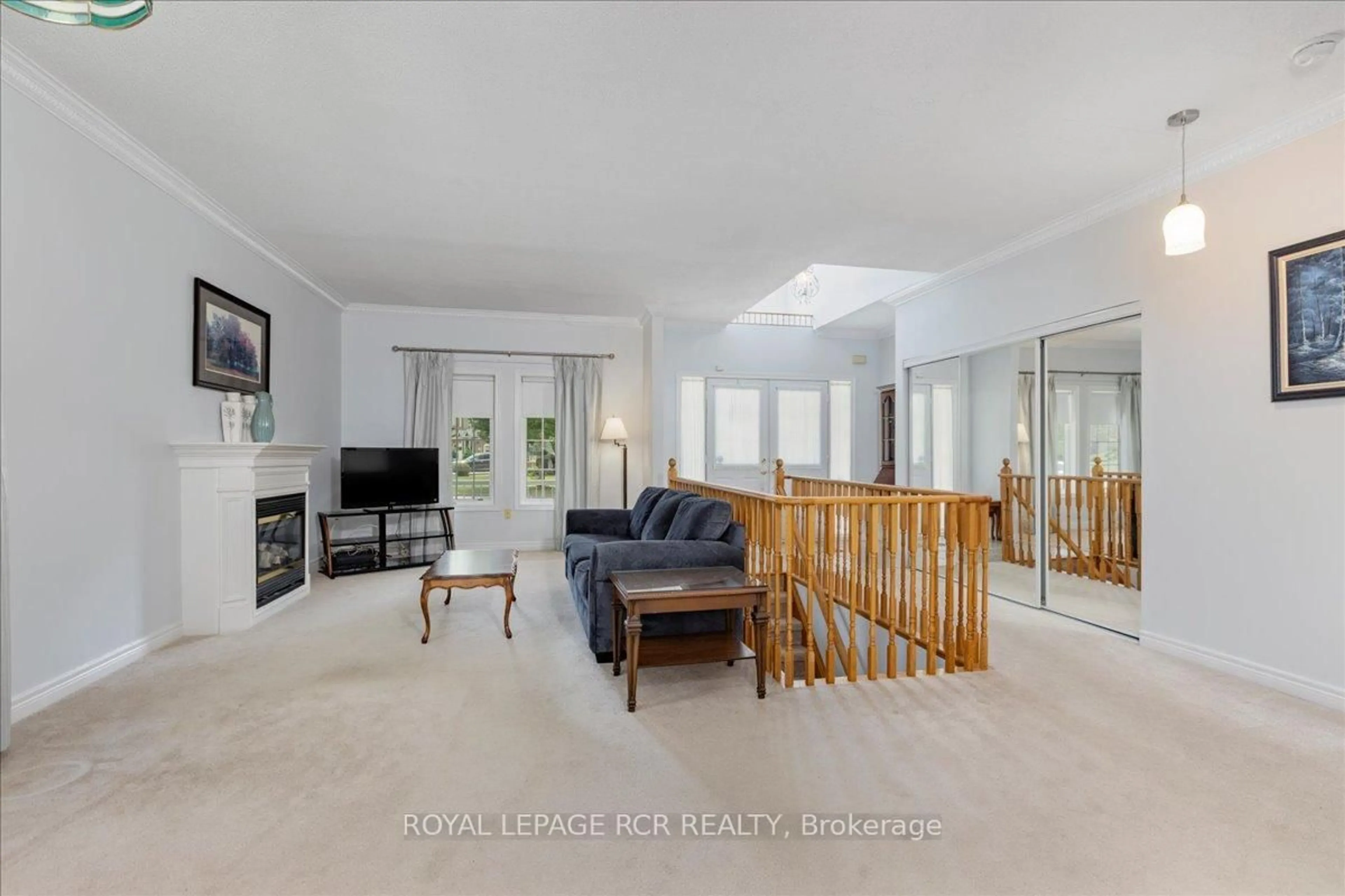 Living room with furniture, unknown for 332 King St, East Gwillimbury Ontario L0G 1M0
