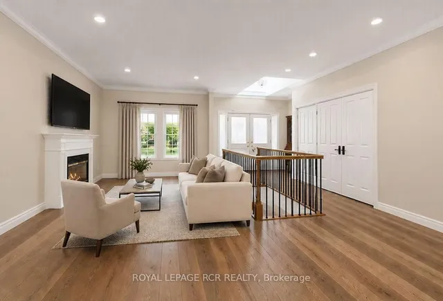 332 King St, East Gwillimbury 5