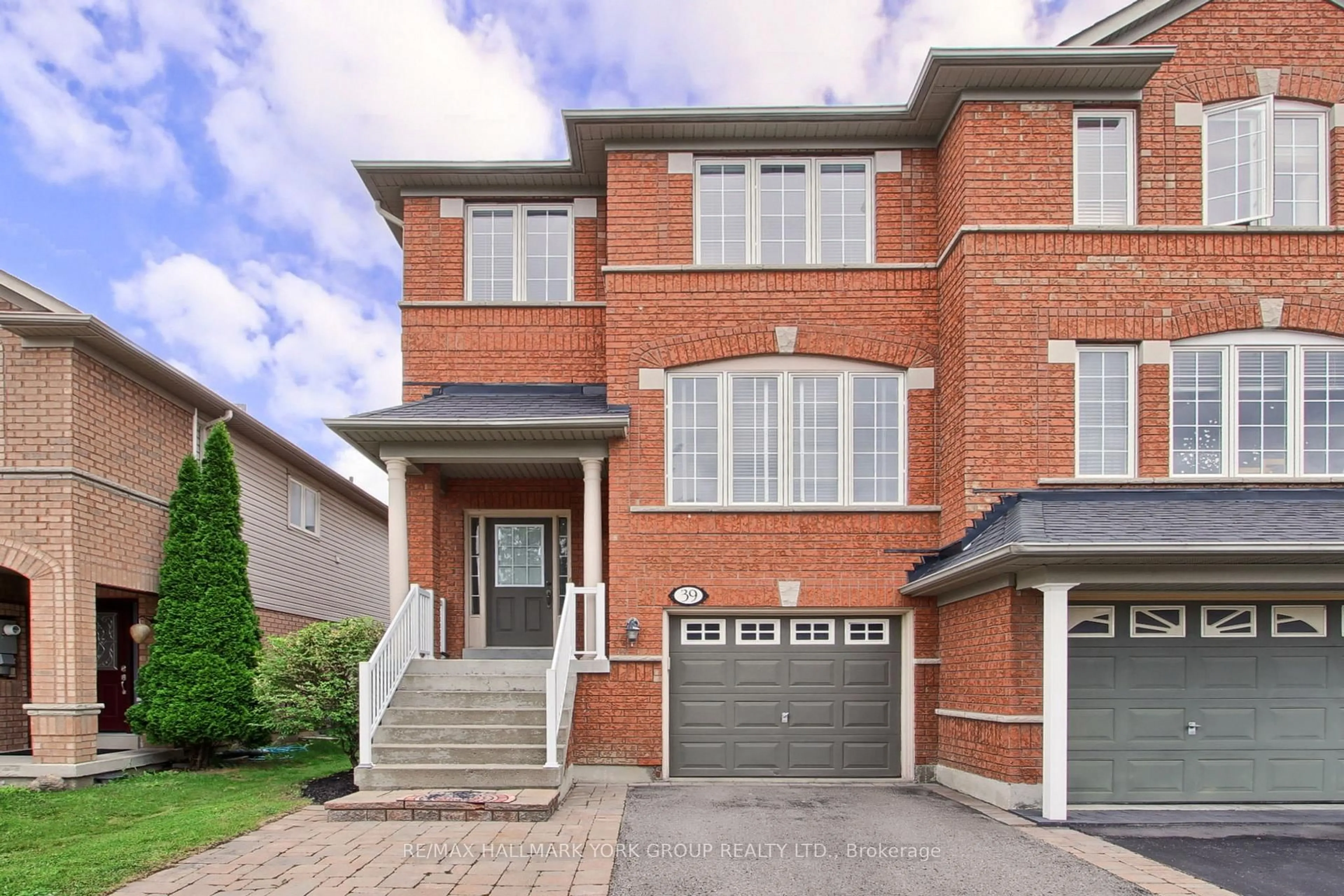Home with brick exterior material, street for 39 Millcliff Circ, Aurora Ontario L4G 7N7