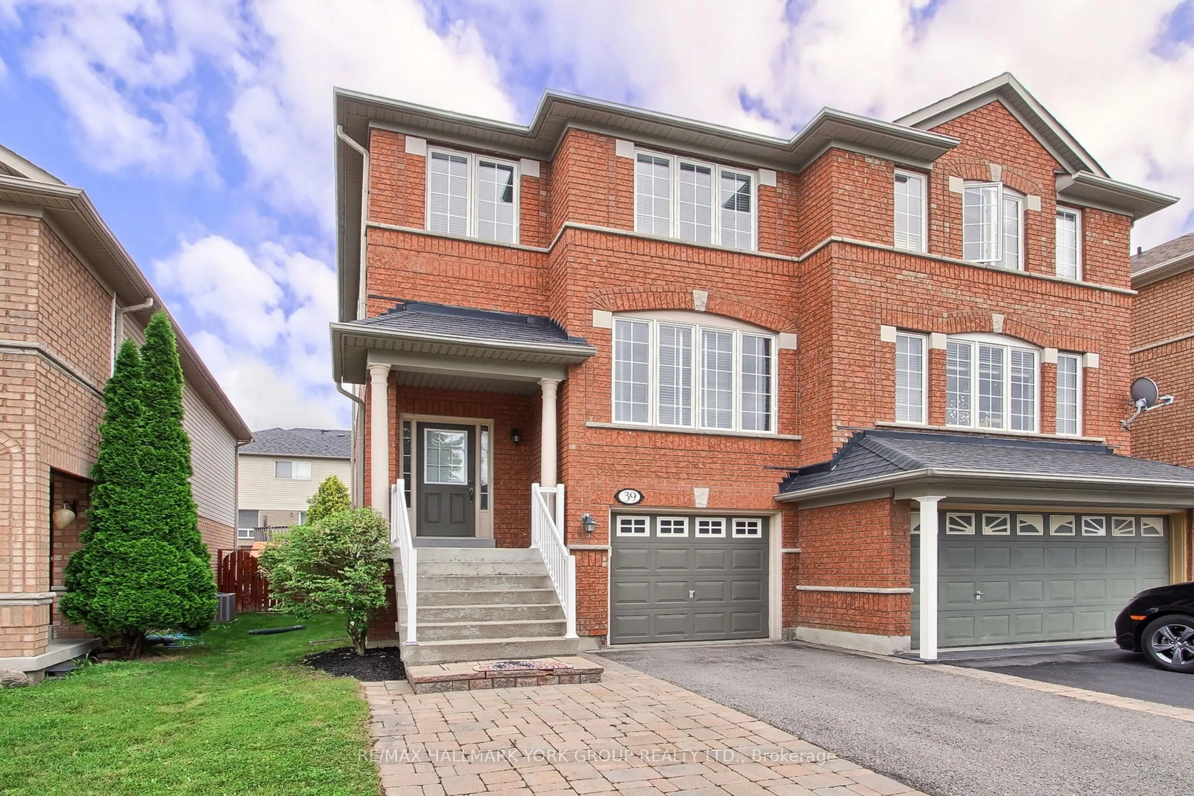 Home with brick exterior material, street for 39 Millcliff Circ, Aurora Ontario L4G 7N7
