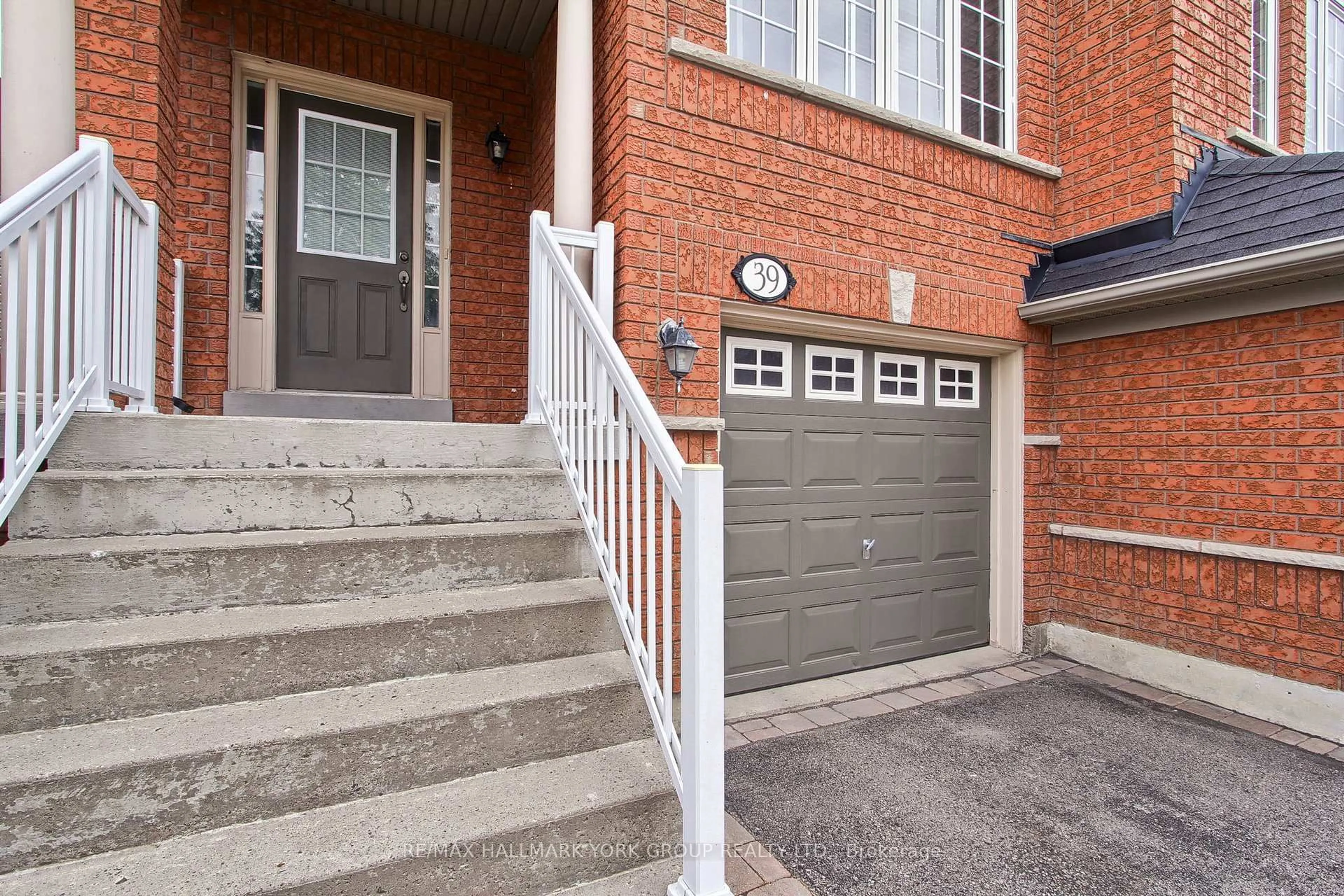 Home with brick exterior material, street for 39 Millcliff Circ, Aurora Ontario L4G 7N7