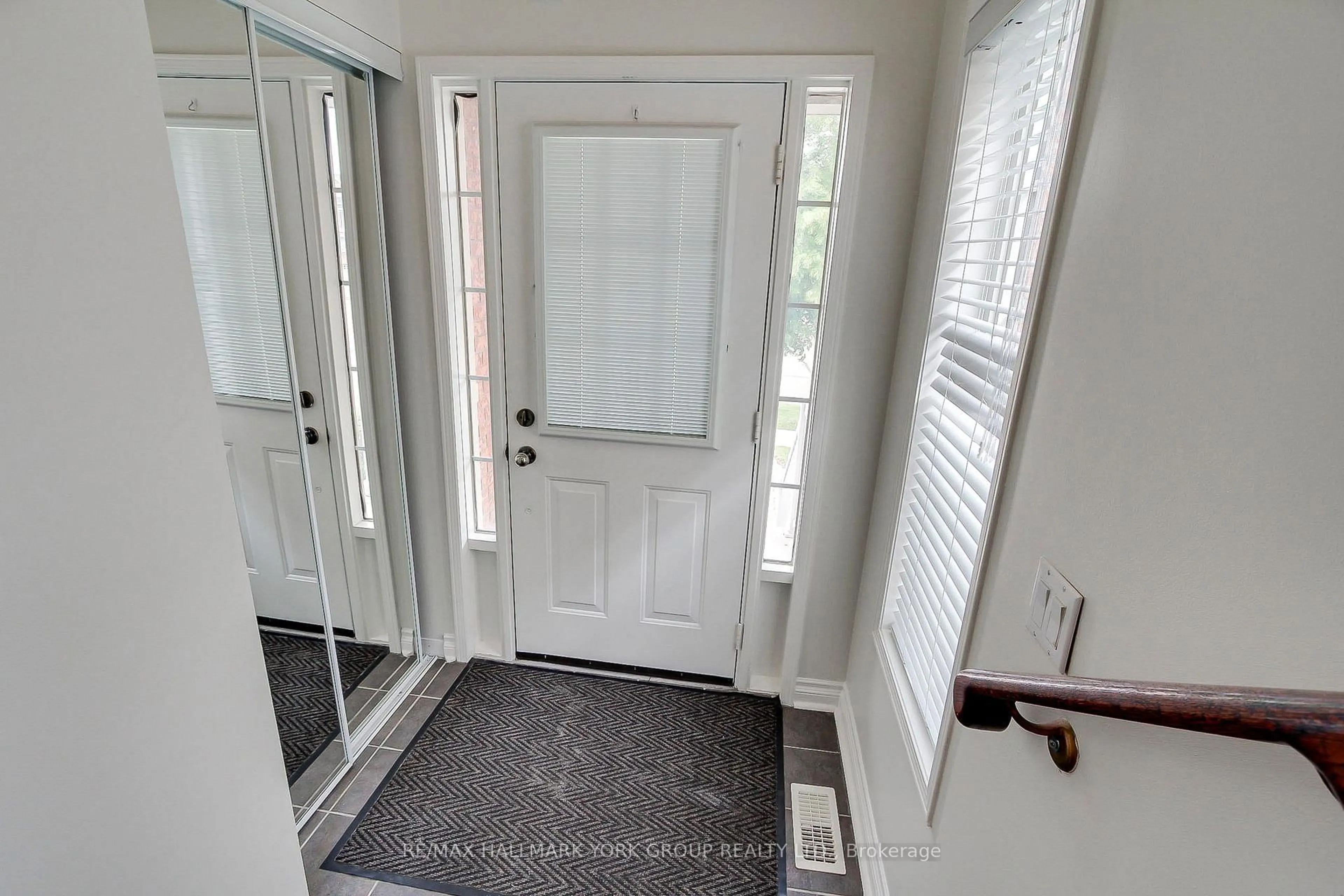 Indoor entryway for 39 Millcliff Circ, Aurora Ontario L4G 7N7