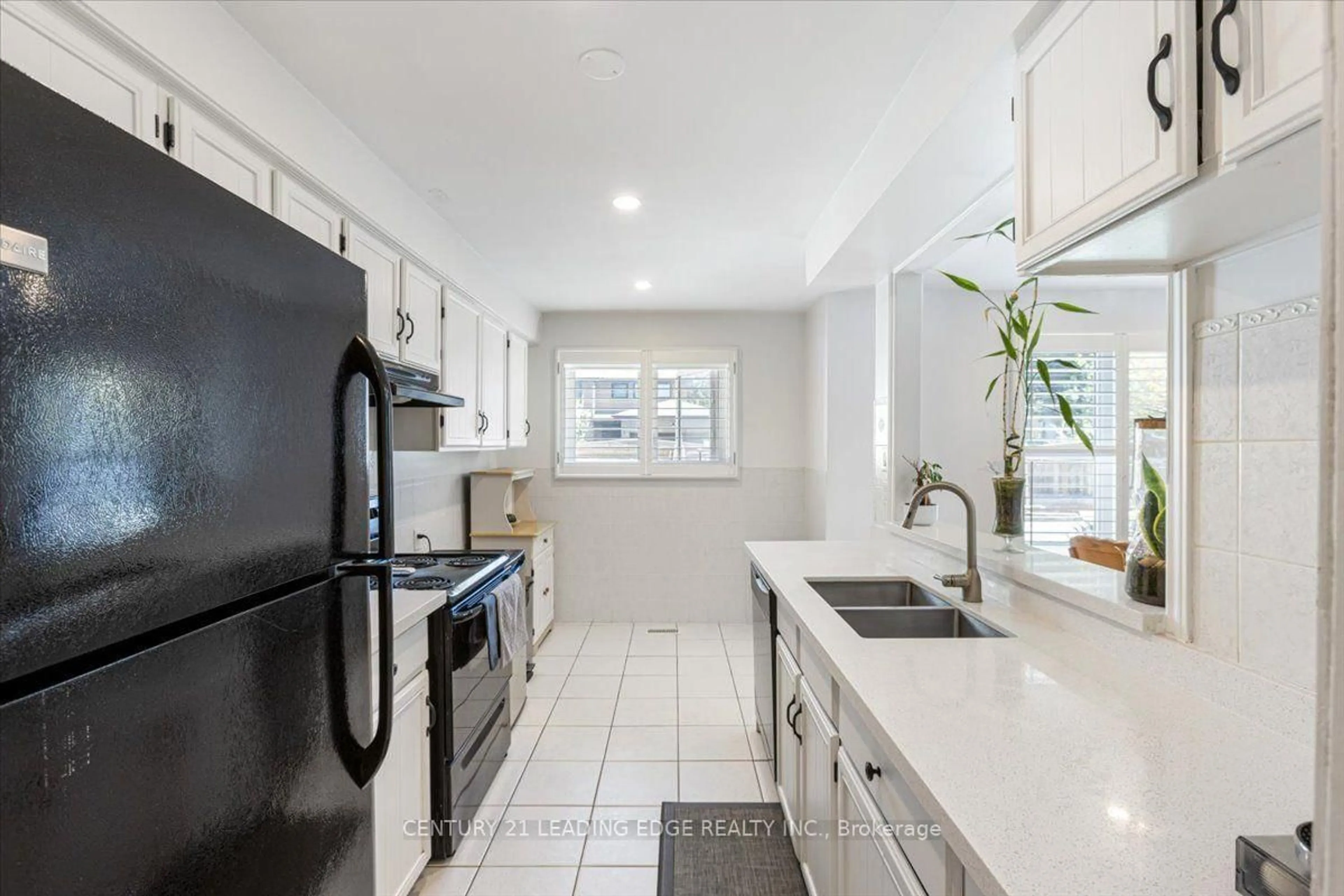Open concept kitchen, ceramic/tile floor for 69 Parkinson Rd, Markham Ontario L3P 4G7