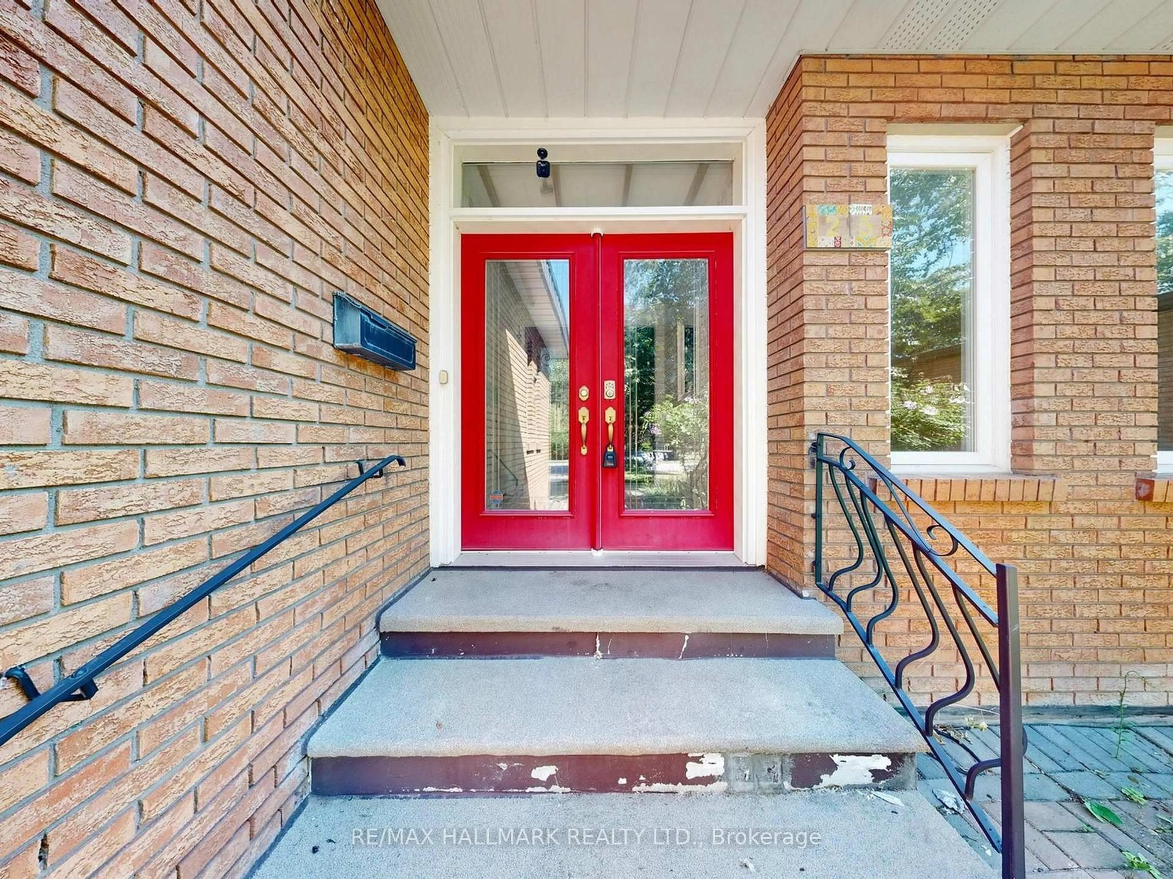 Indoor entryway for 25 Kersey Cres, Richmond Hill Ontario L4C 3W2