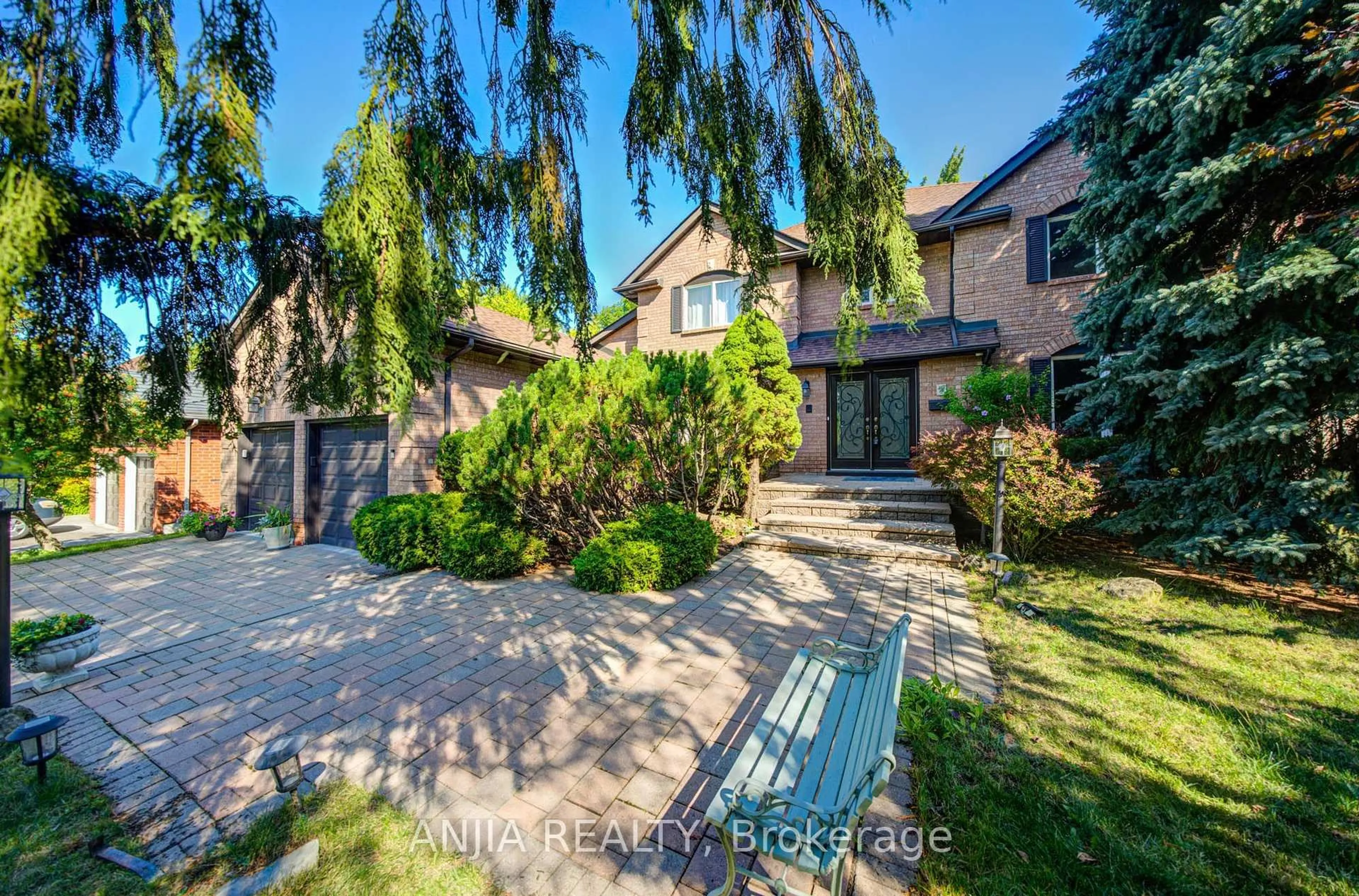 A pic from outside/outdoor area/front of a property/back of a property/a pic from drone, street for 8 Calderbridge Cres, Markham Ontario L3R 9M8