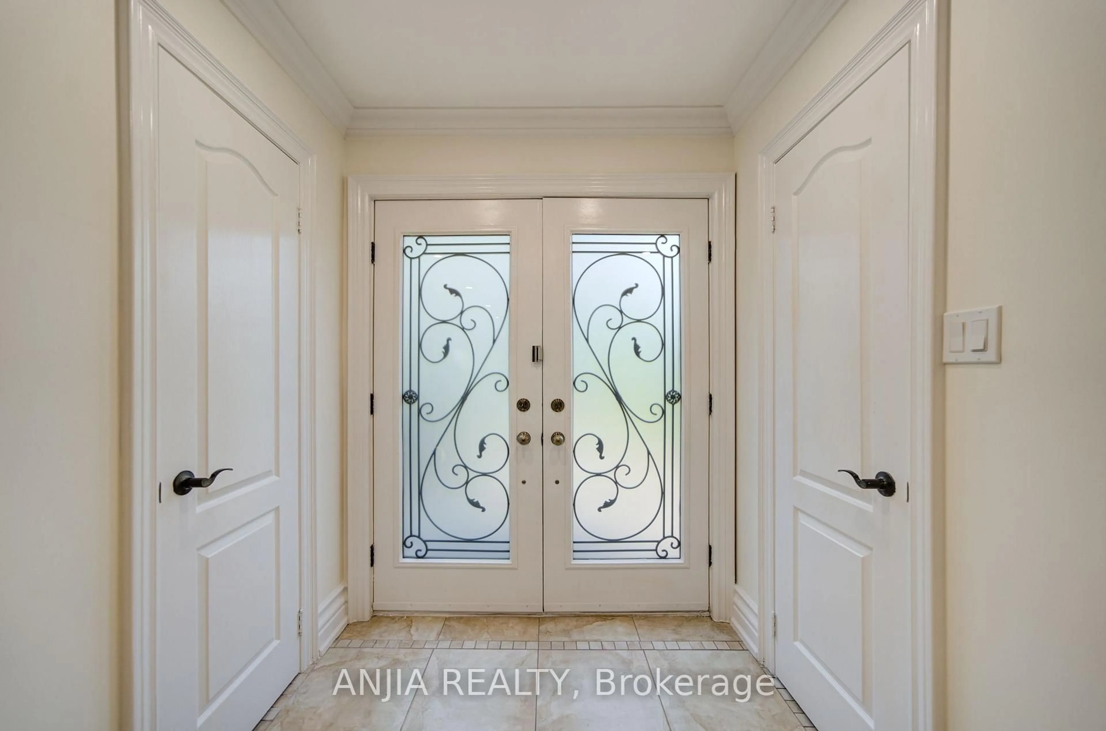 Indoor entryway for 8 Calderbridge Cres, Markham Ontario L3R 9M8