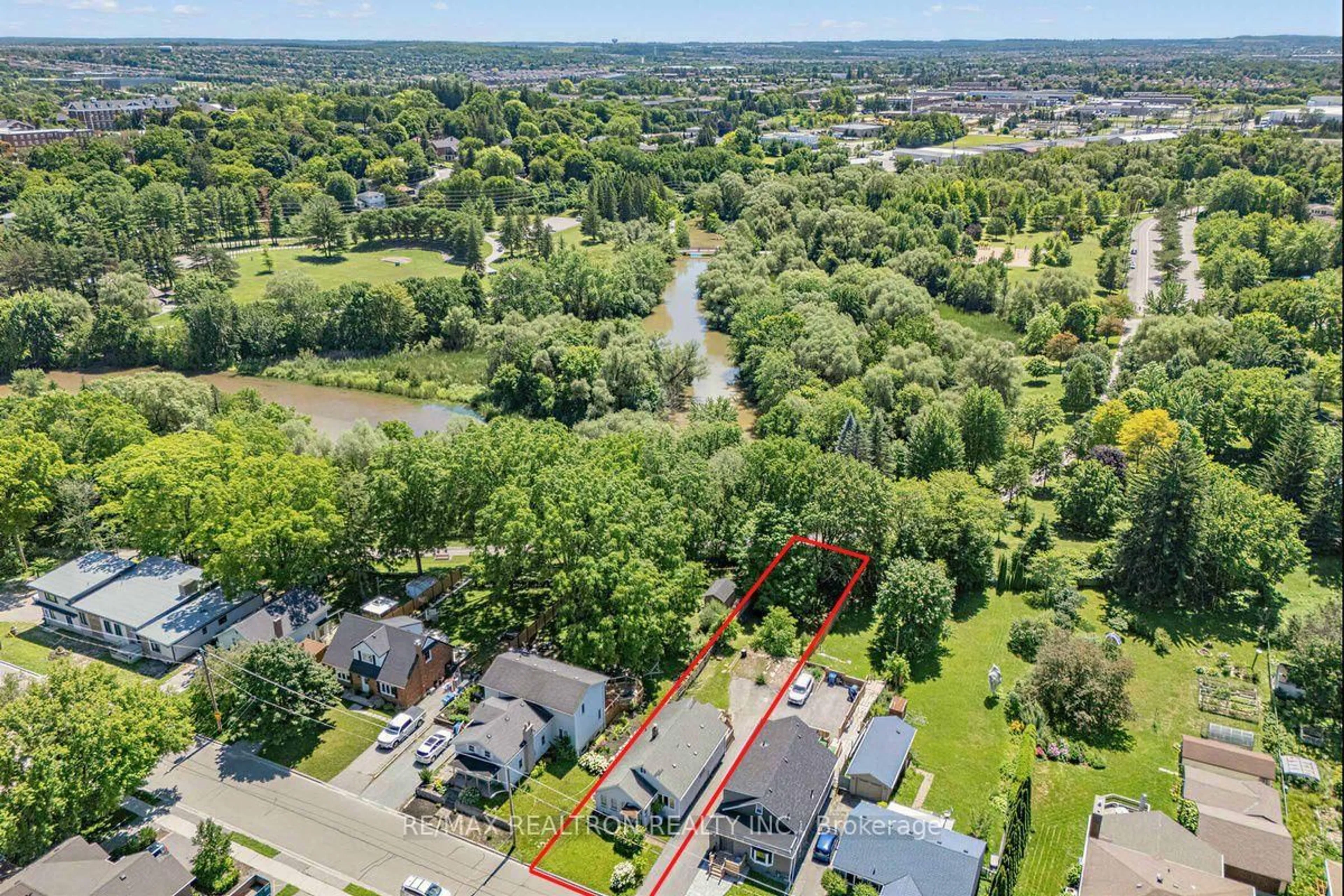 A pic from outside/outdoor area/front of a property/back of a property/a pic from drone, water/lake/river/ocean view for 412 Andrew St, Newmarket Ontario L3Y 1H4