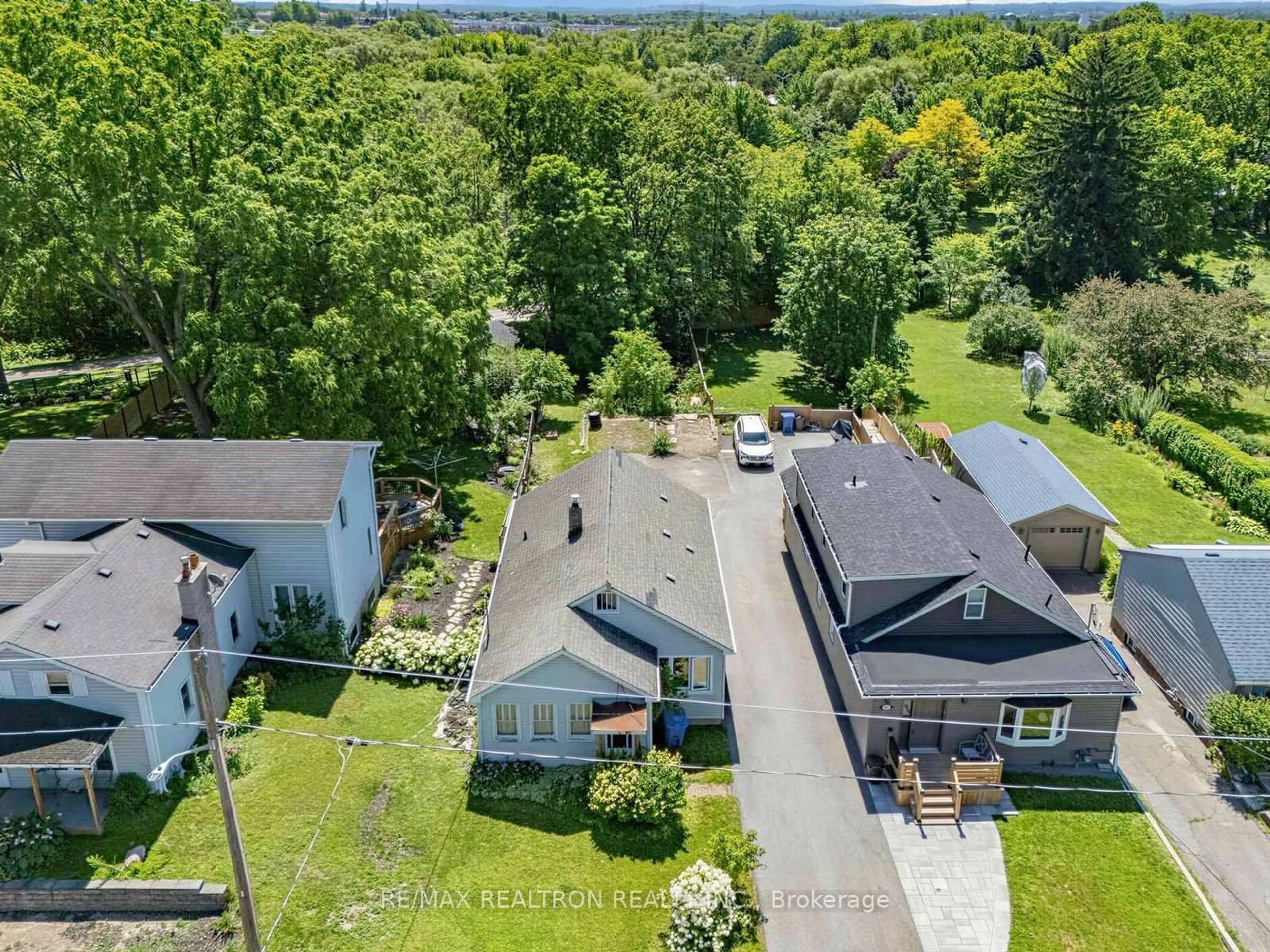 A pic from outside/outdoor area/front of a property/back of a property/a pic from drone, street for 412 Andrew St, Newmarket Ontario L3Y 1H4
