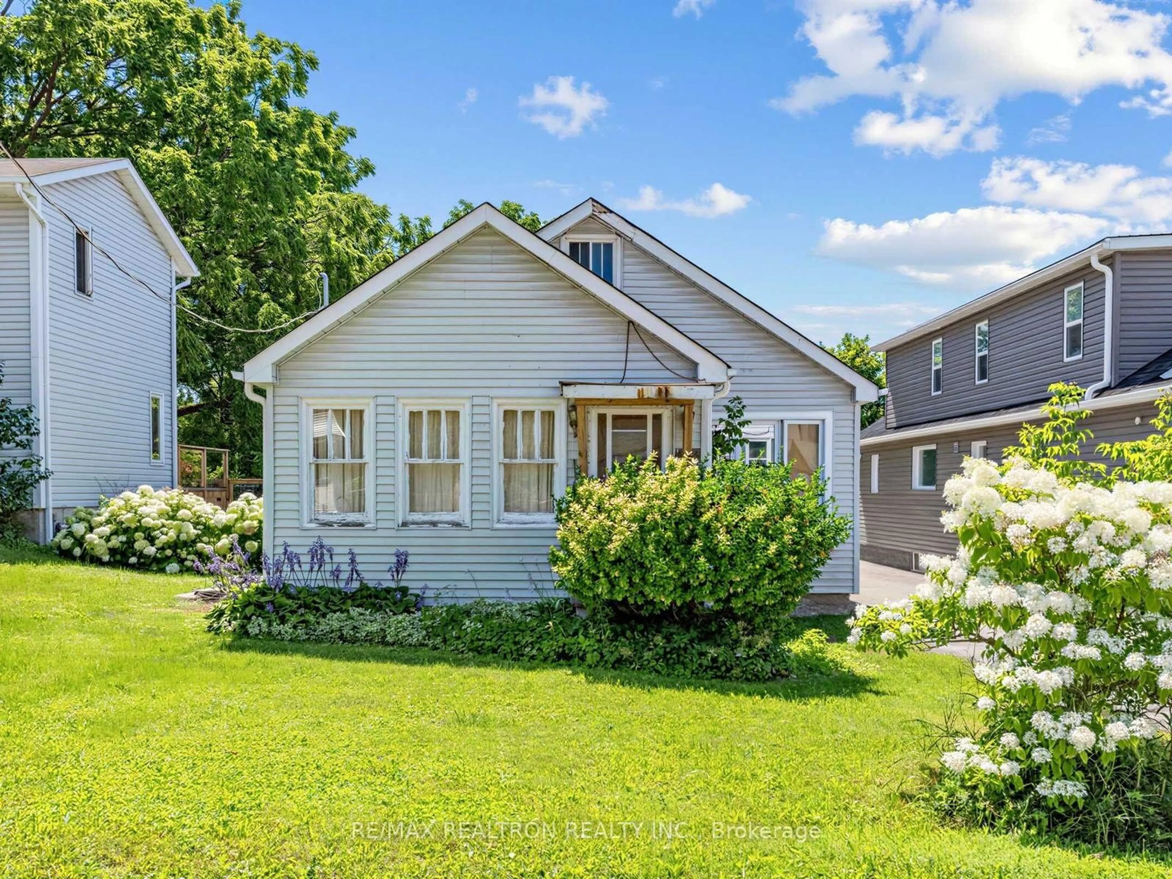 Home with vinyl exterior material, street for 412 Andrew St, Newmarket Ontario L3Y 1H4