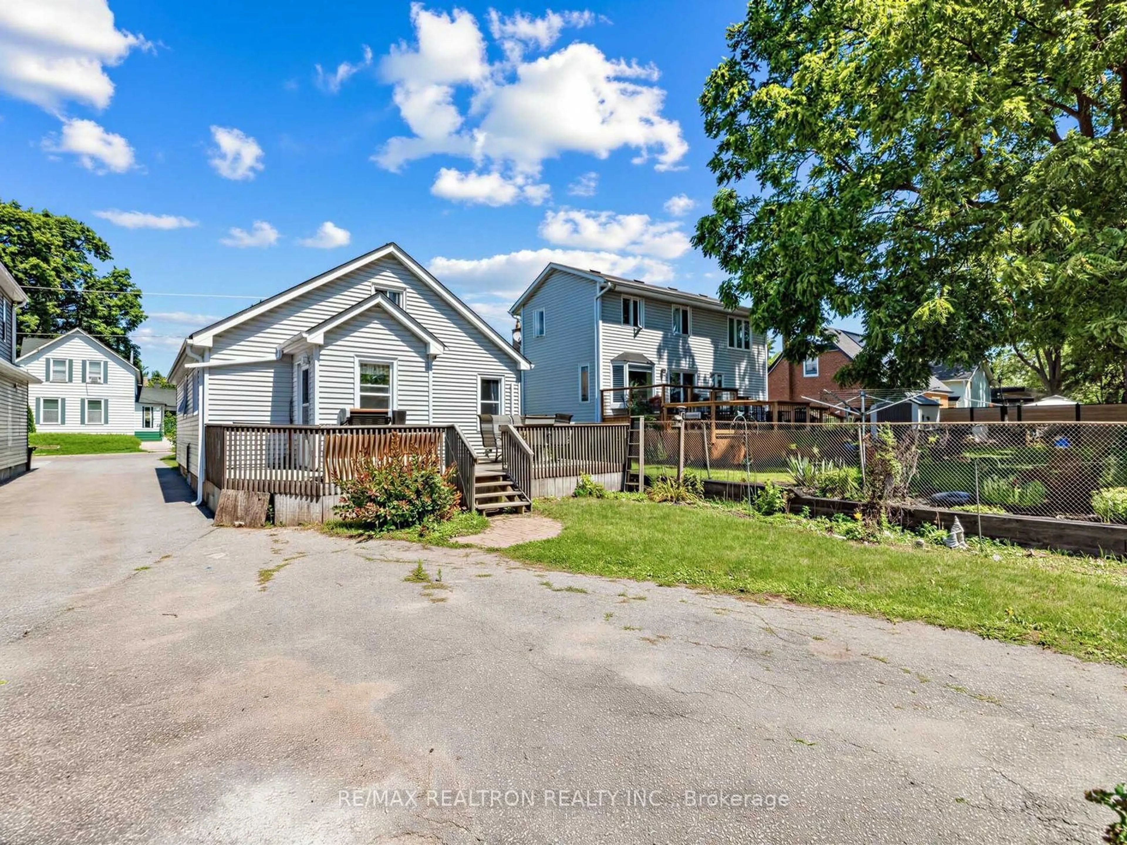 A pic from outside/outdoor area/front of a property/back of a property/a pic from drone, street for 412 Andrew St, Newmarket Ontario L3Y 1H4