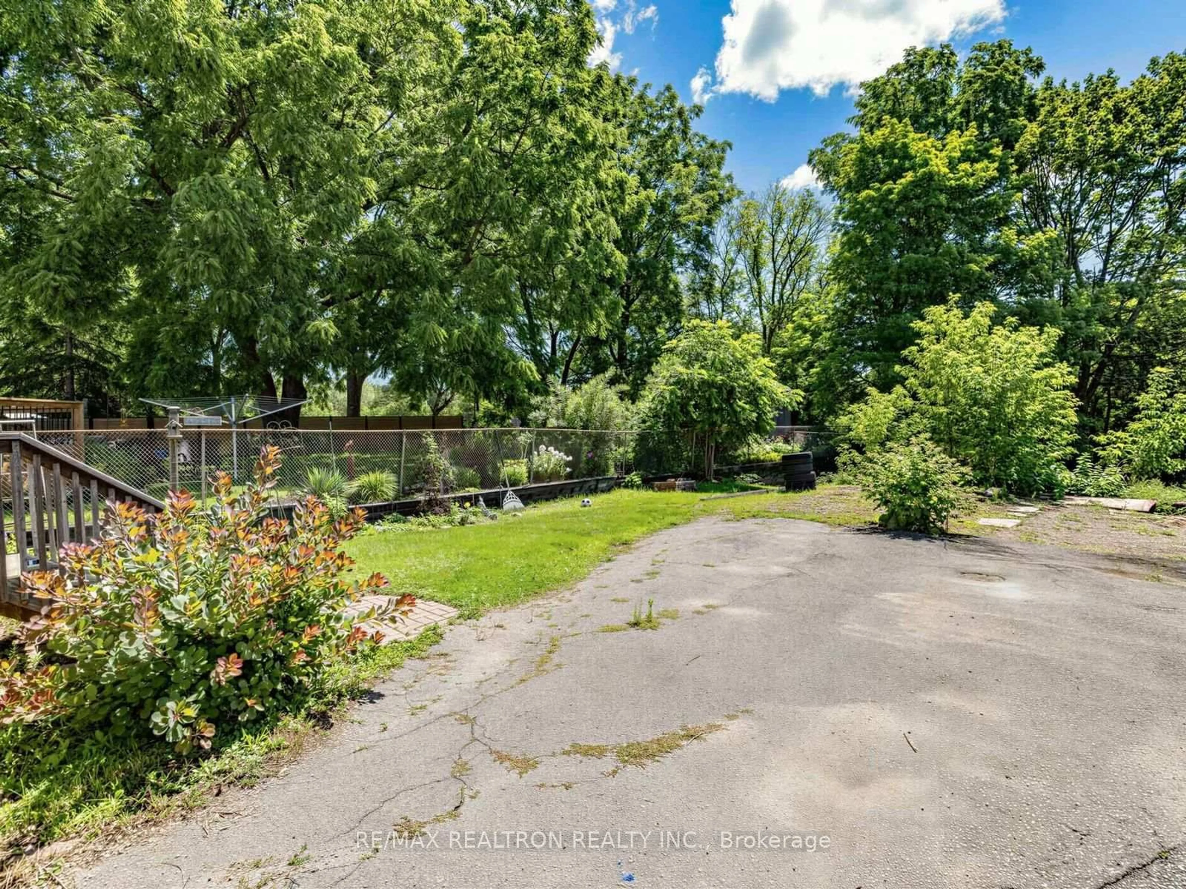 A pic from outside/outdoor area/front of a property/back of a property/a pic from drone, forest/trees view for 412 Andrew St, Newmarket Ontario L3Y 1H4