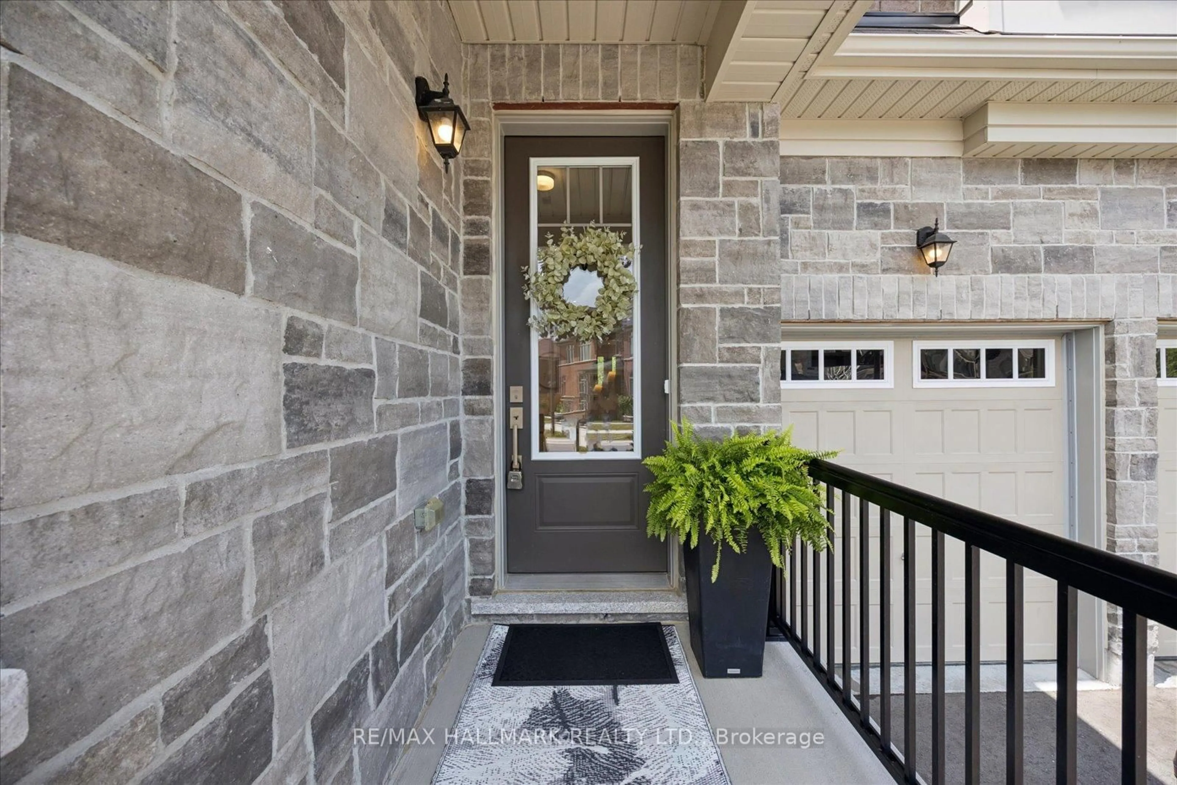Indoor entryway for 211 Busato Dr, Whitchurch-Stouffville Ontario L4A 4X4