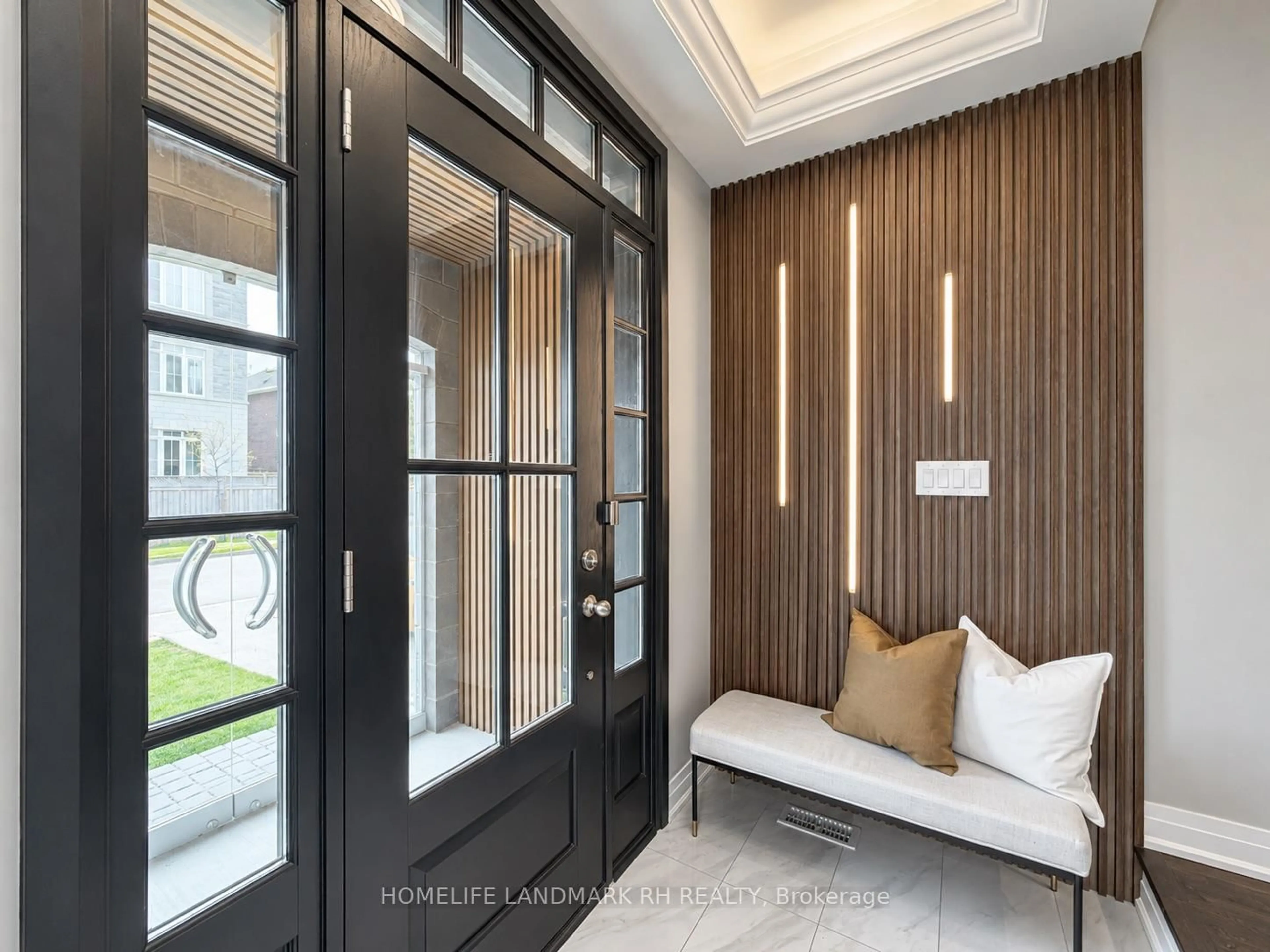 Indoor entryway for 11 Lorne Glen St, Markham Ontario L6C 0Z4