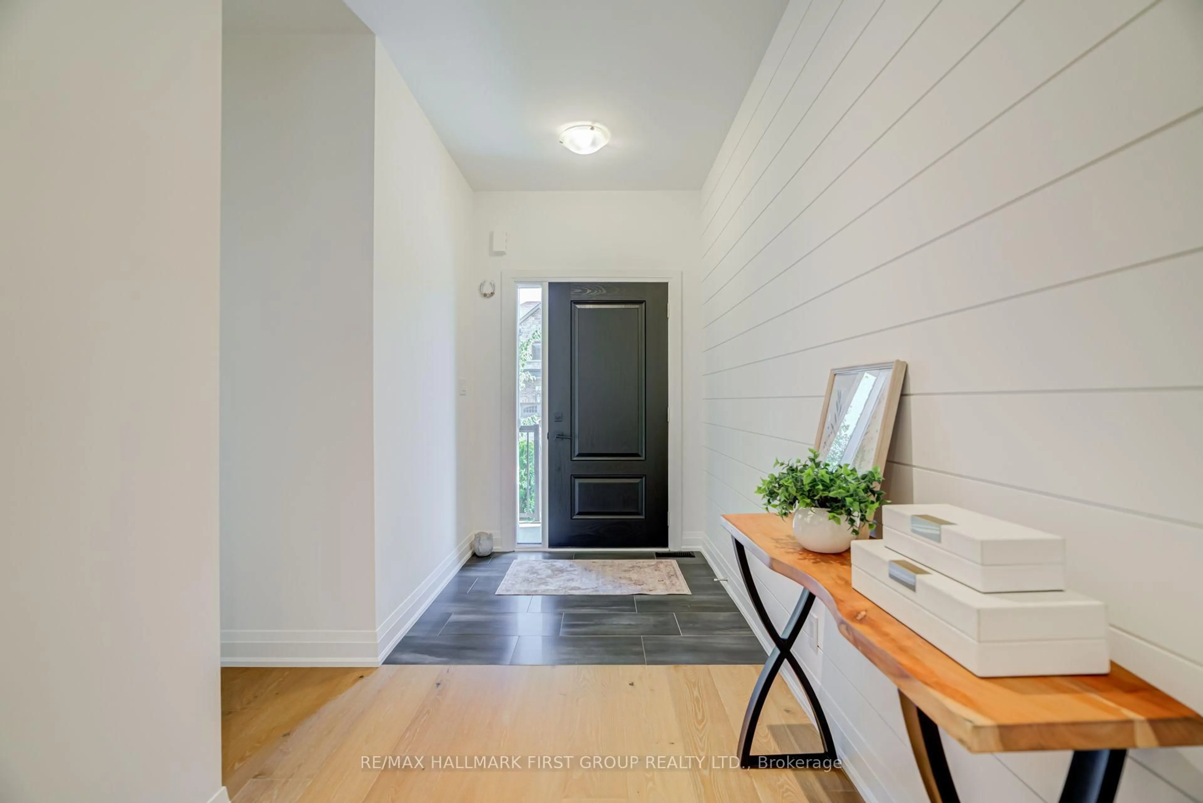 Indoor entryway for 5 Harry Thornton Lane, Uxbridge Ontario L9P 0E9