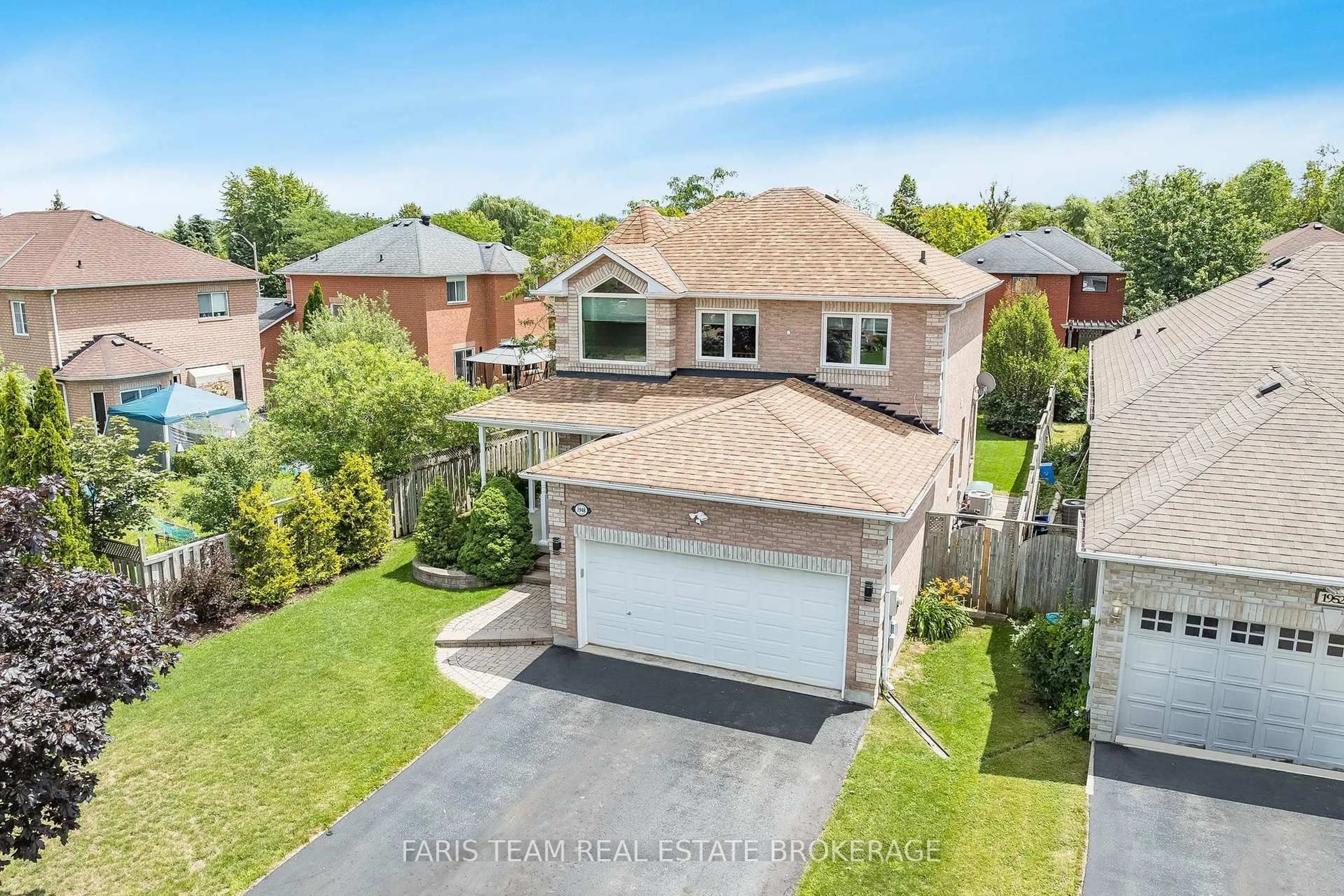 A pic from outside/outdoor area/front of a property/back of a property/a pic from drone, street for 1948 Emerald Crt, Innisfil Ontario L9S 2A2