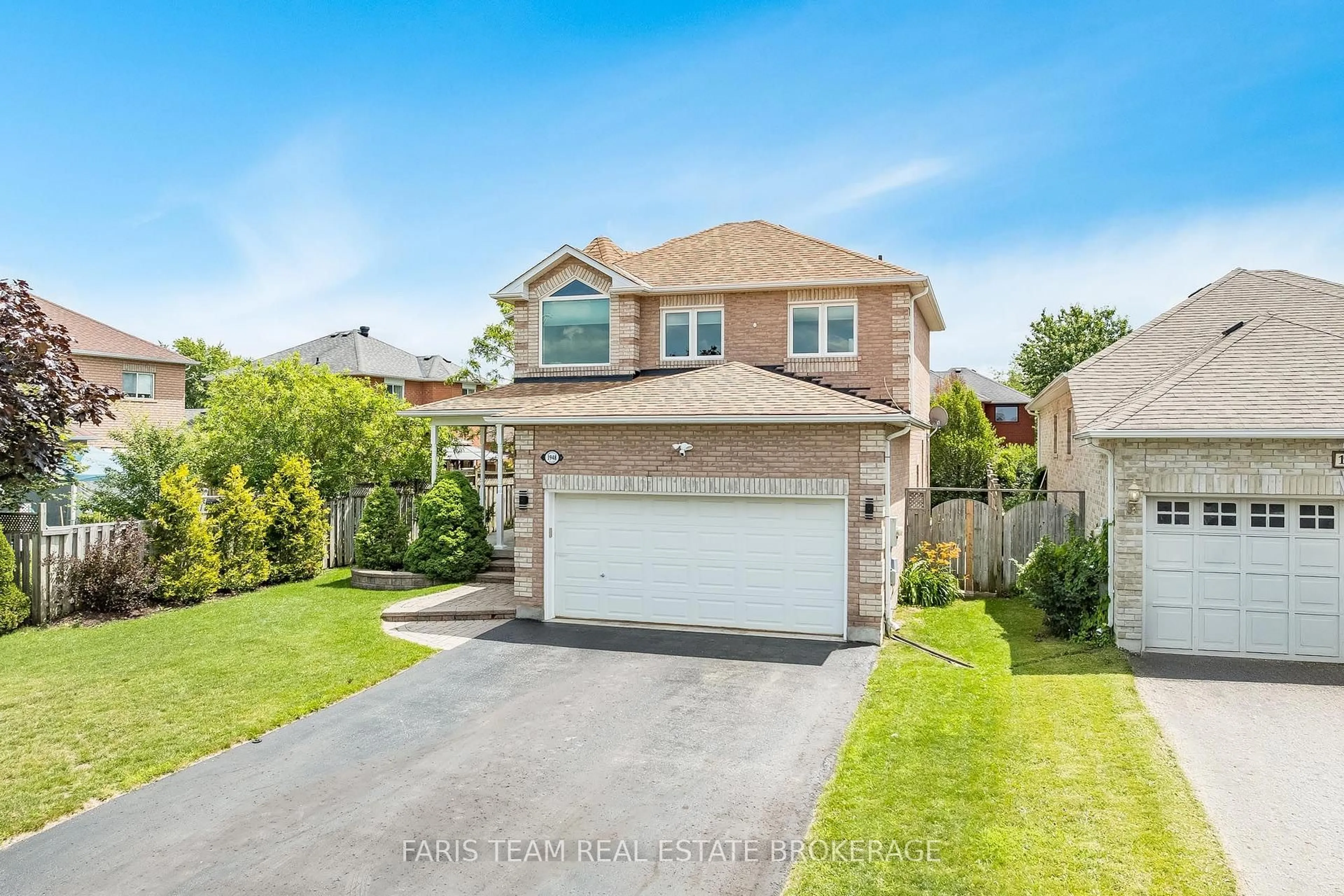 A pic from outside/outdoor area/front of a property/back of a property/a pic from drone, street for 1948 Emerald Crt, Innisfil Ontario L9S 2A2