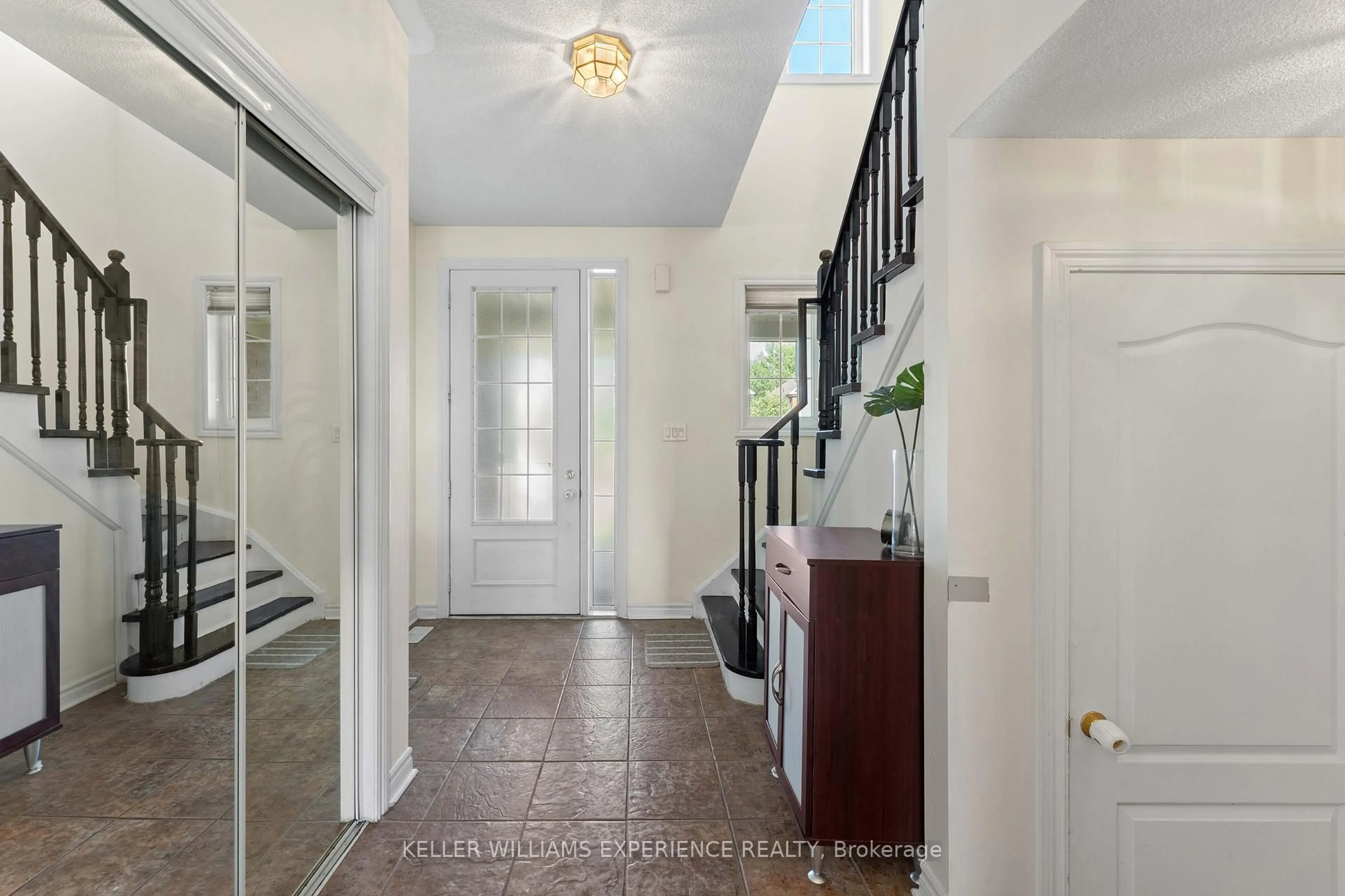 Indoor entryway for 110 COLLIER Cres, Essa Ontario L3W 0M8