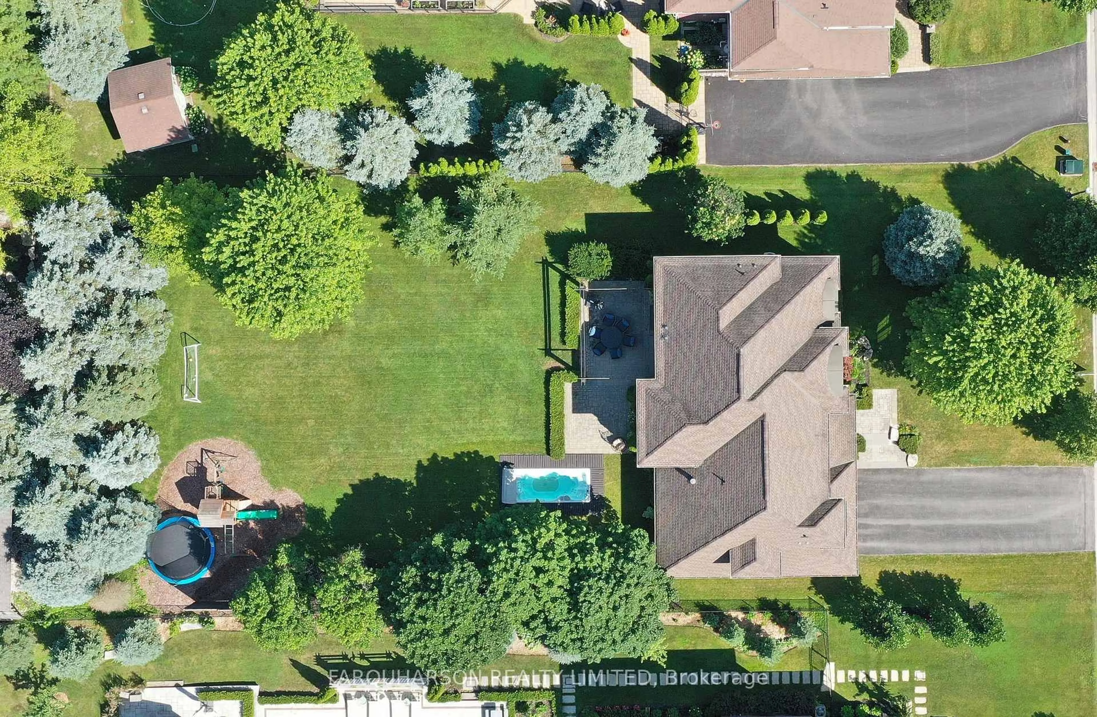 A pic from outside/outdoor area/front of a property/back of a property/a pic from drone, street for 41 Country Club Cres, Uxbridge Ontario L9P 0B8