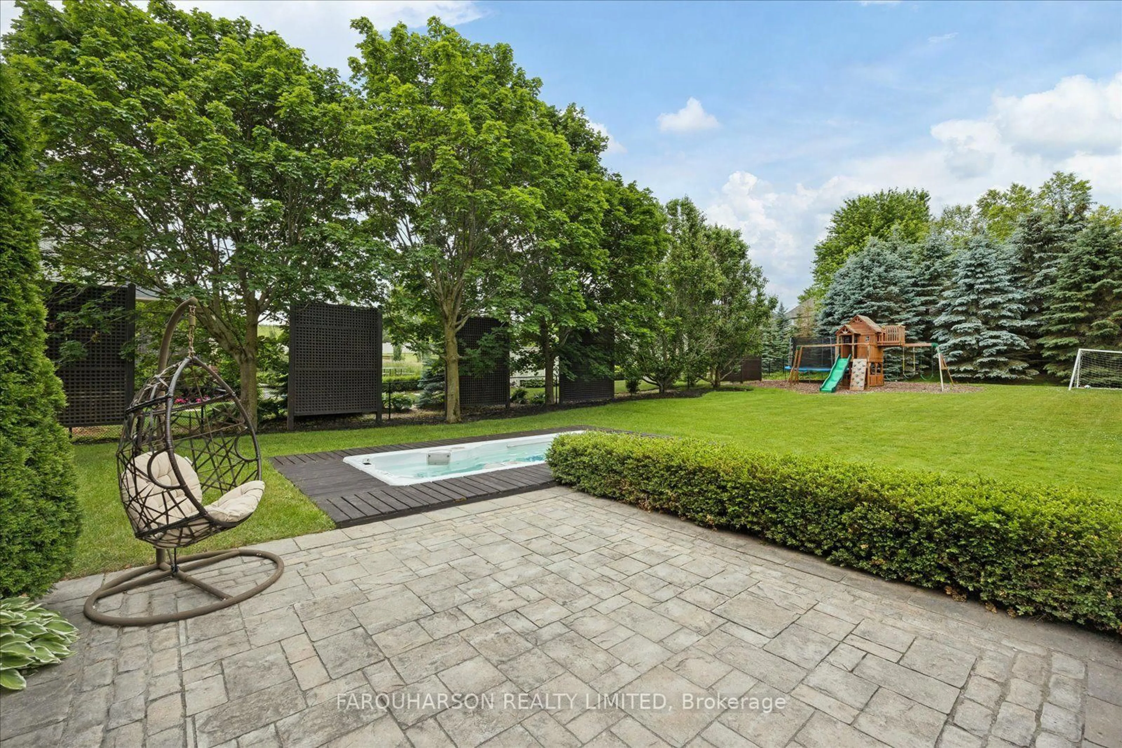 A pic from outside/outdoor area/front of a property/back of a property/a pic from drone, unknown for 41 Country Club Cres, Uxbridge Ontario L9P 0B8