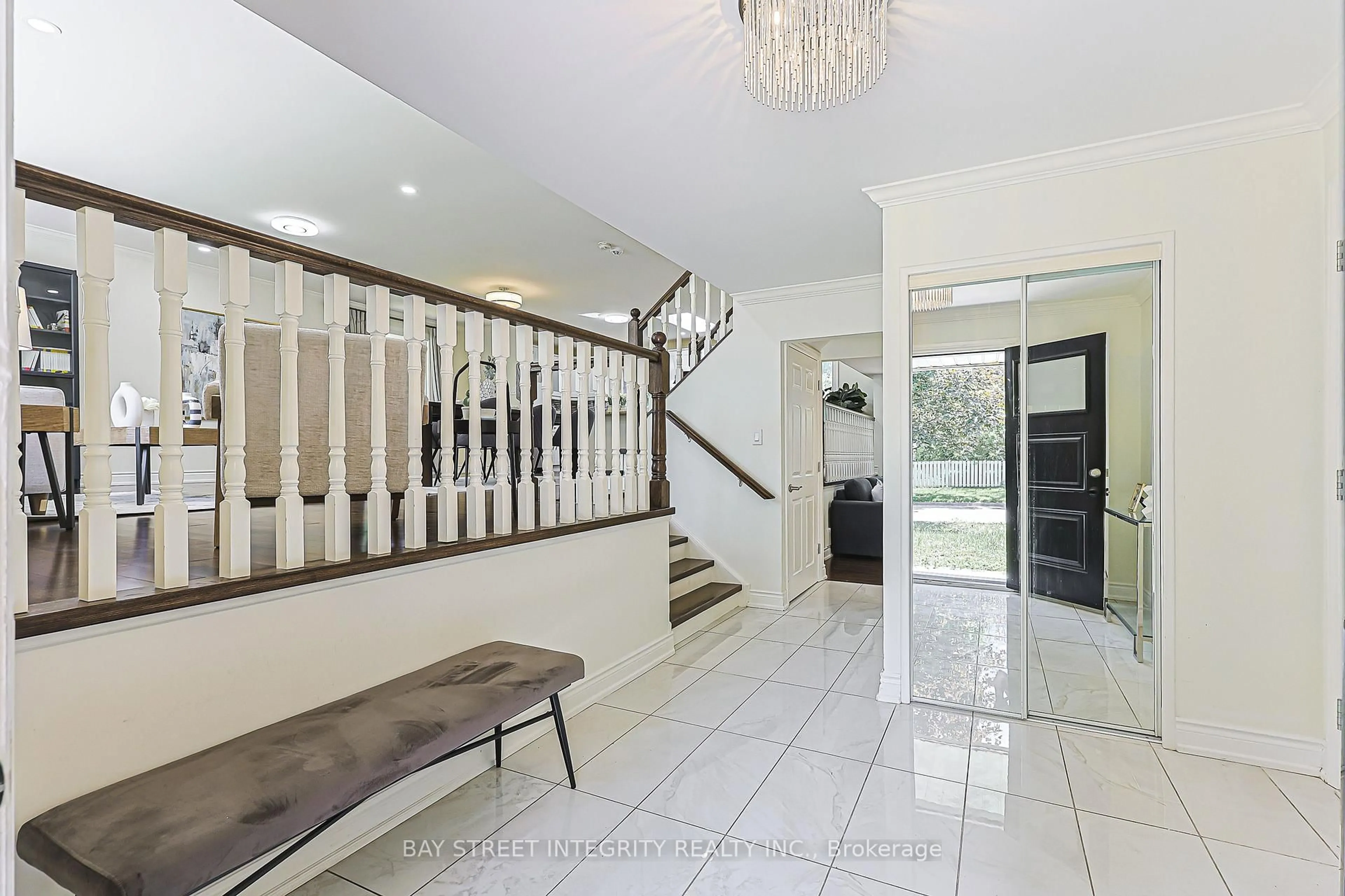 Indoor foyer for 81 Dawn Hill Tr, Markham Ontario L3T 3B4