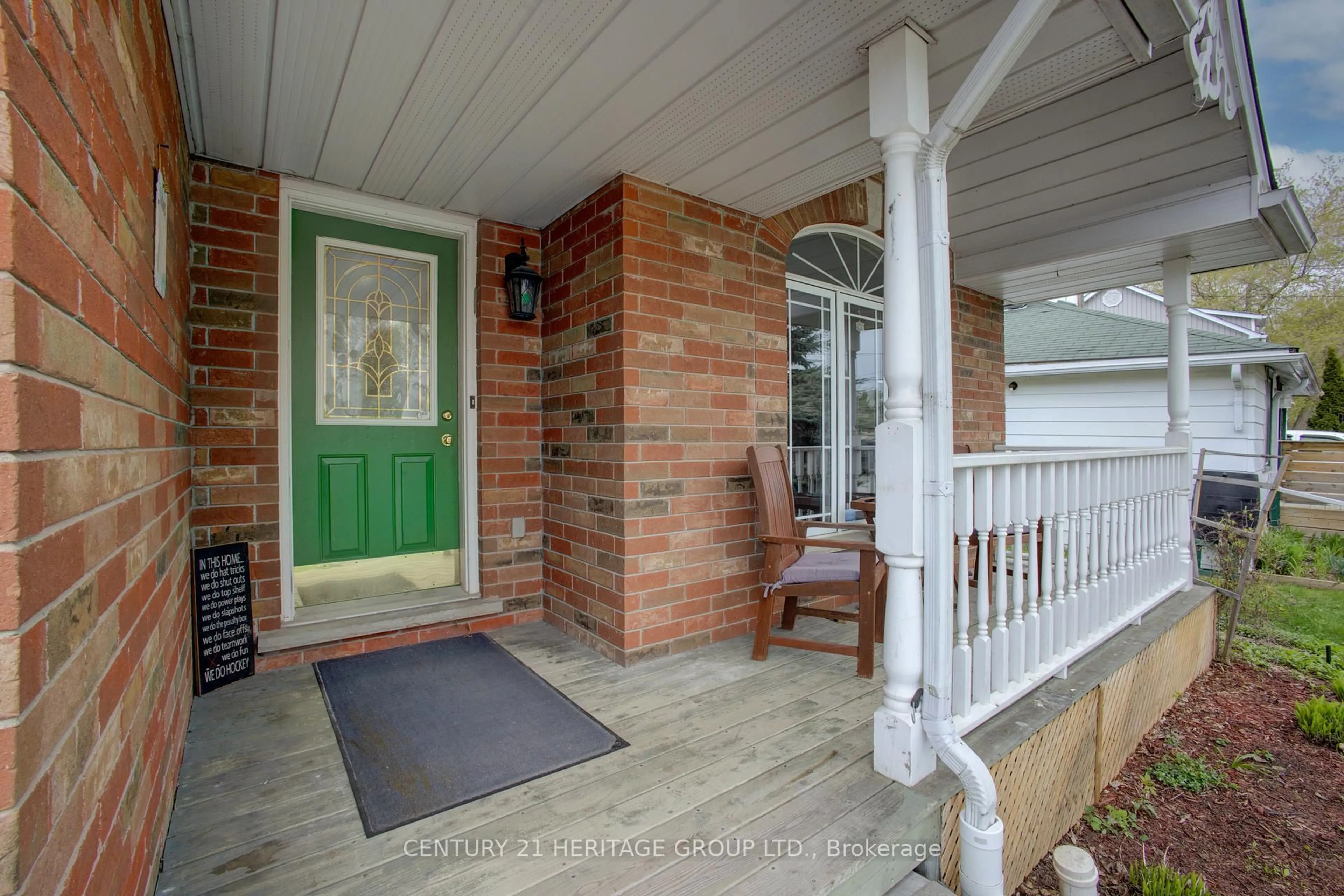 Indoor entryway for 137 Queen St, New Tecumseth Ontario L9R 1K4