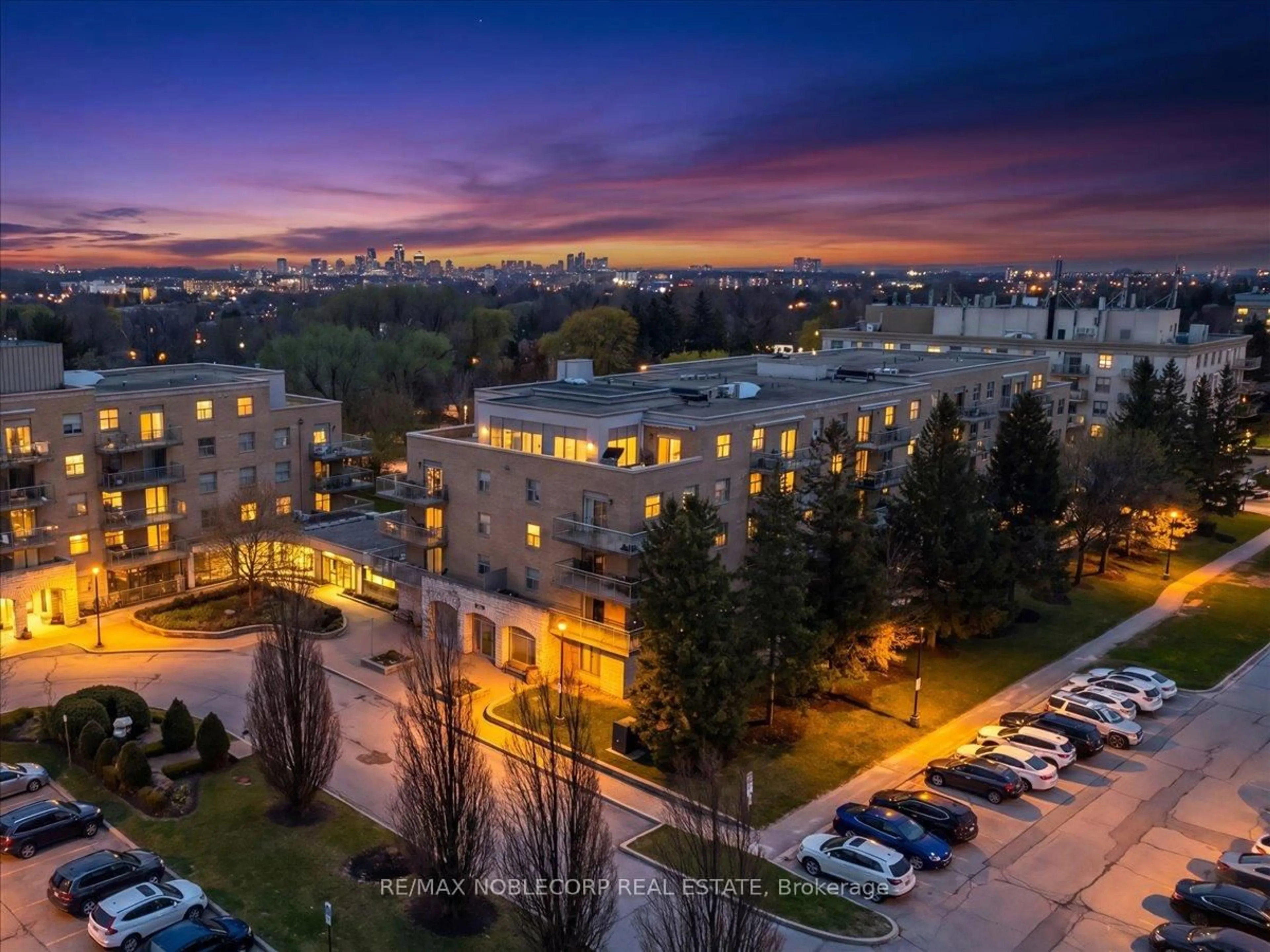 A pic from outside/outdoor area/front of a property/back of a property/a pic from drone, unknown for 2502 Rutherford Rd #111, Vaughan Ontario L4K 5N6