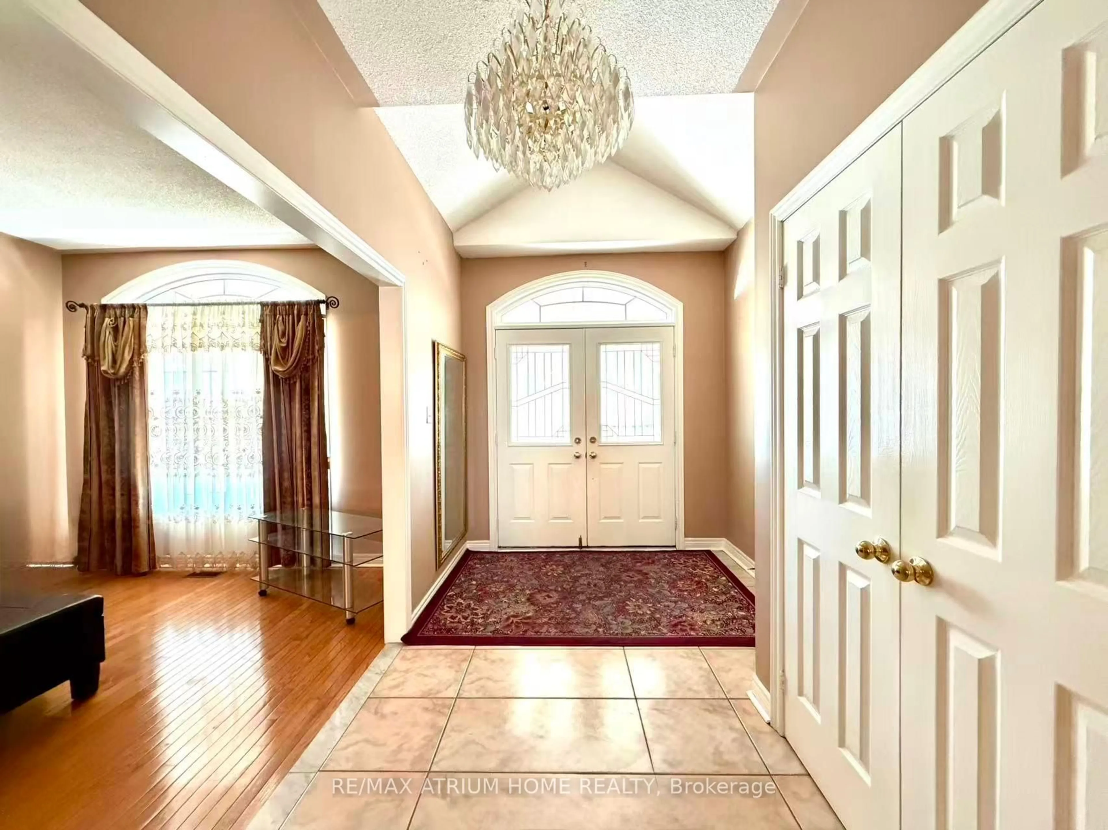 Indoor entryway for 306 Melville Ave, Vaughan Ontario L6A 1Z1