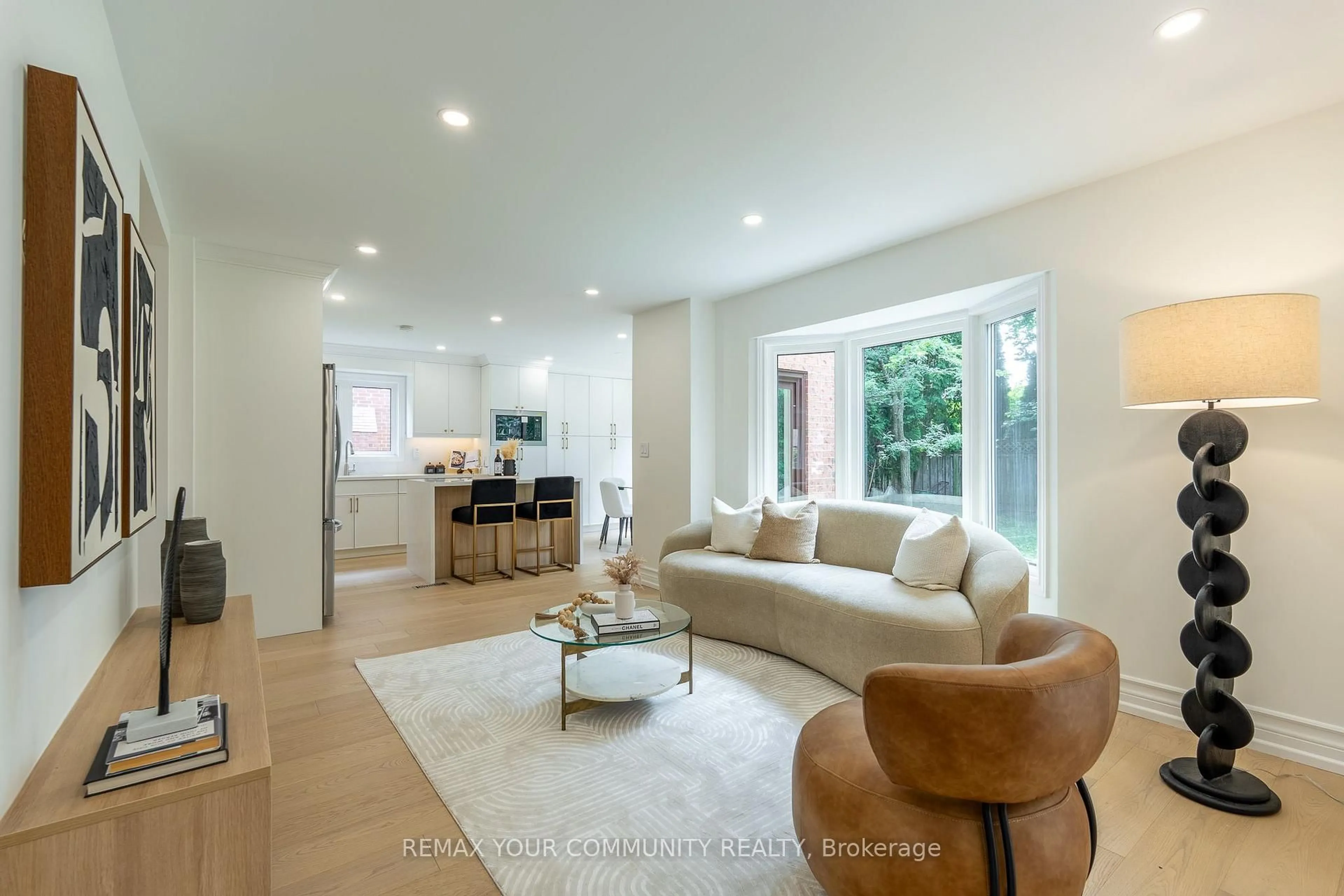 Living room with furniture, unknown for 27 Houseman Cres, Richmond Hill Ontario L4C 7S3
