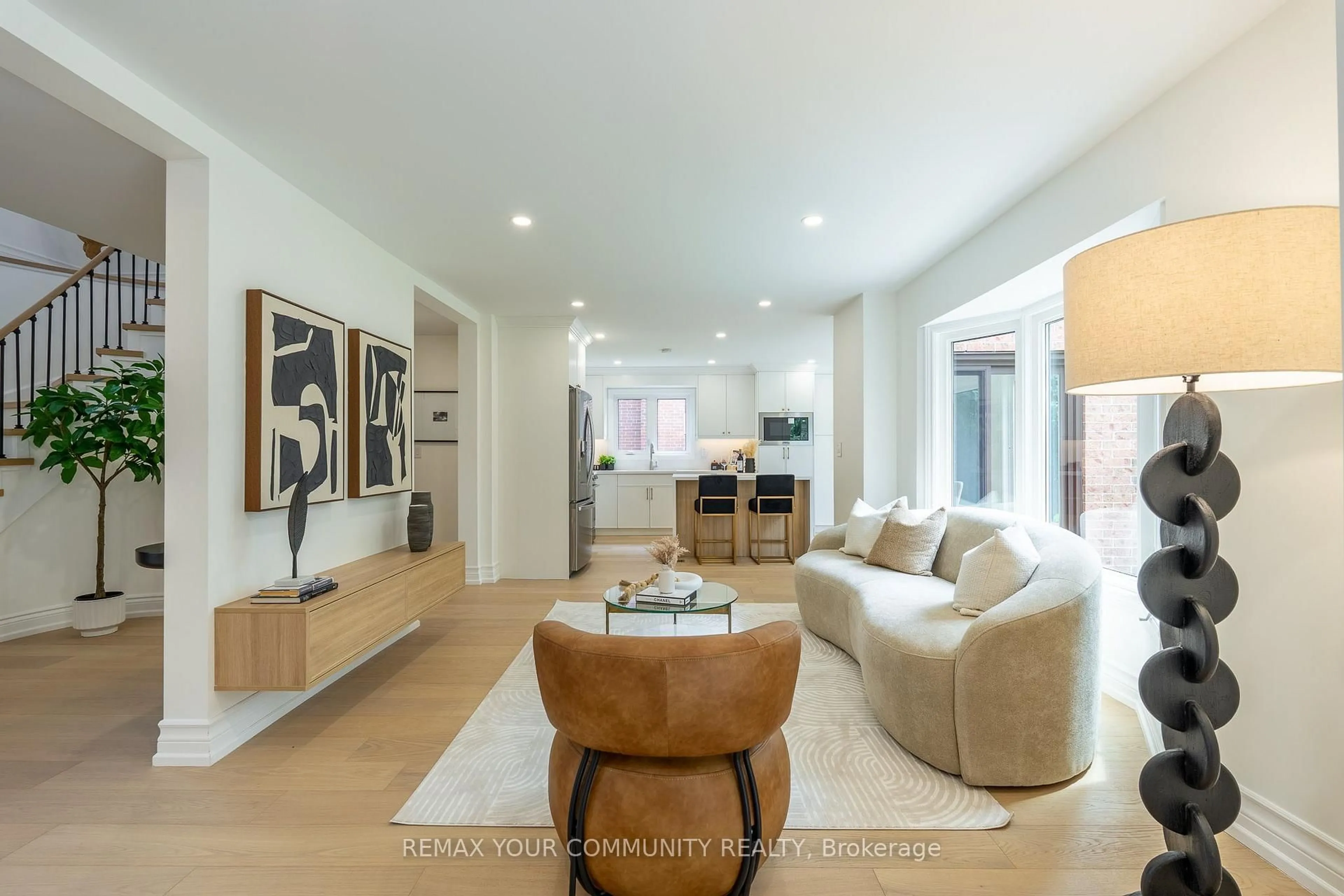 Living room with furniture, unknown for 27 Houseman Cres, Richmond Hill Ontario L4C 7S3