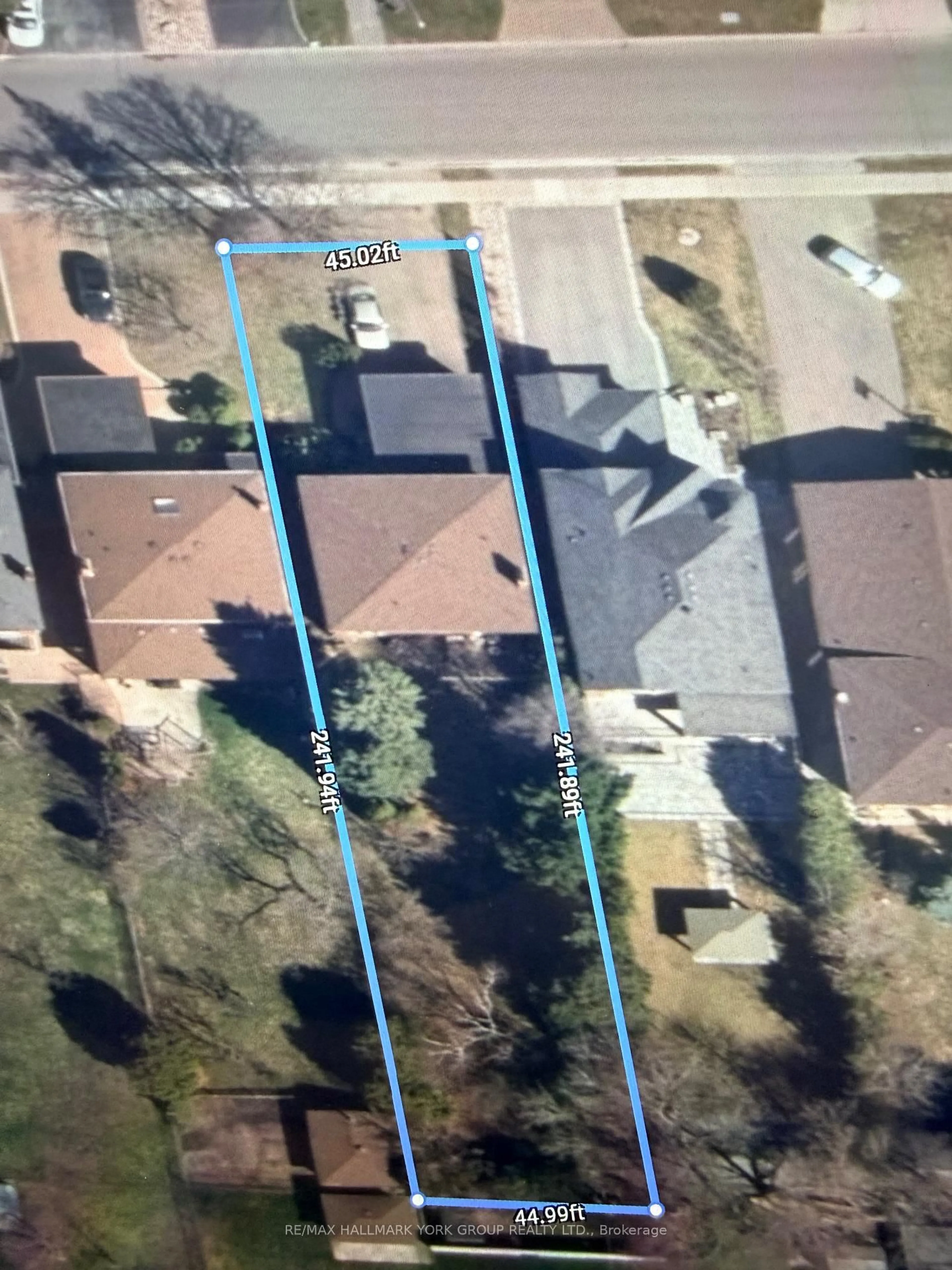 A pic from outside/outdoor area/front of a property/back of a property/a pic from drone, street for 75 Spruce Ave, Richmond Hill Ontario L4C 6V9