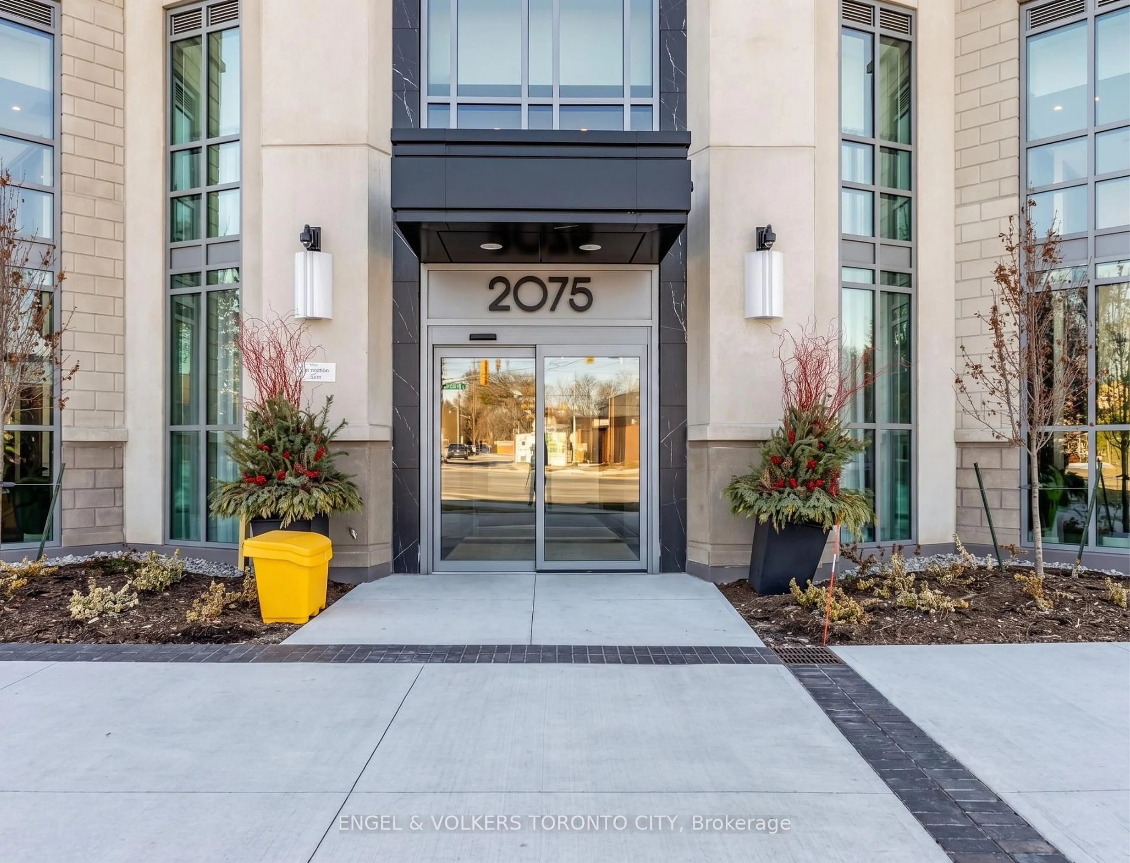 Indoor foyer for 2075 King Rd #249, King Ontario L7B 0R6