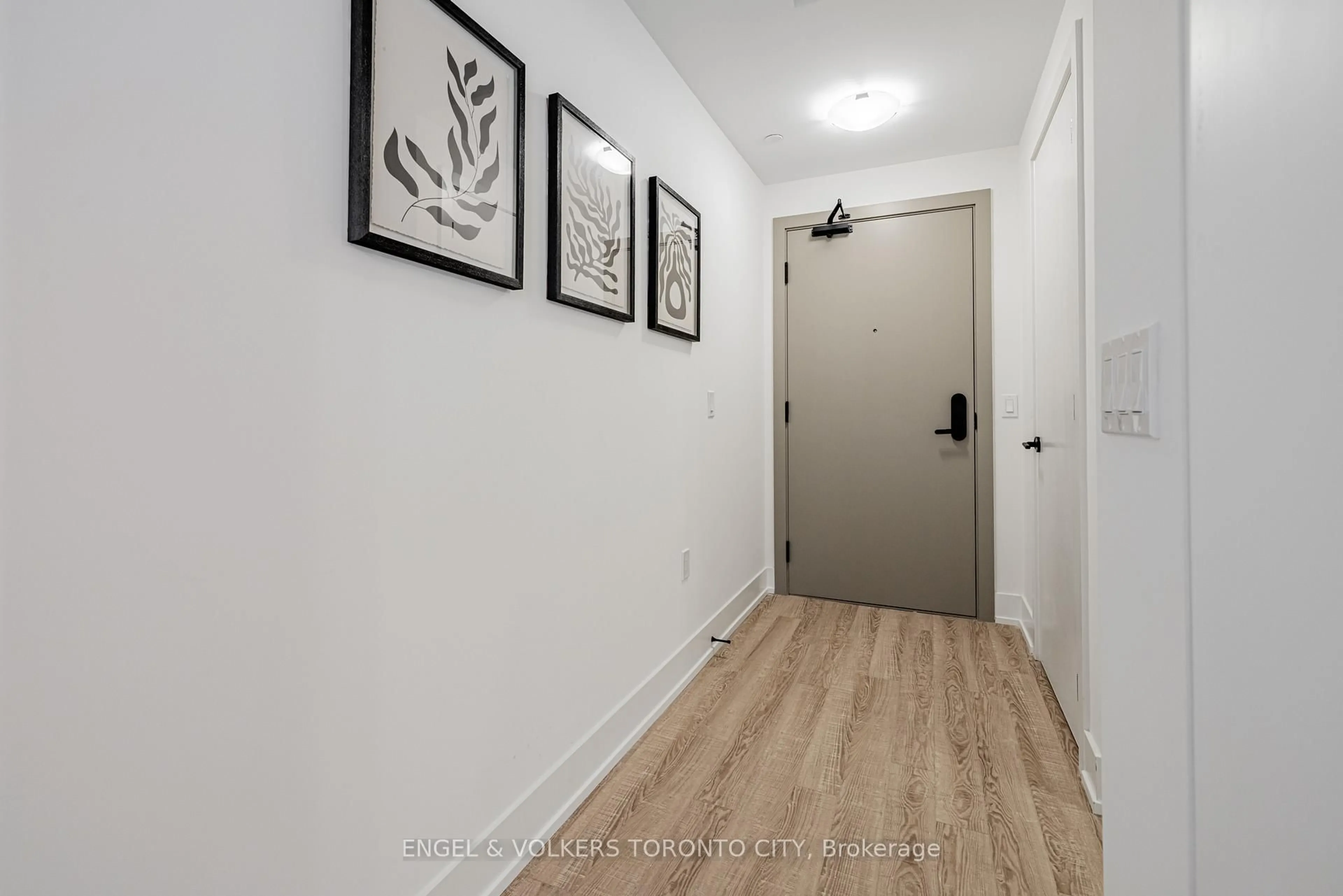 Indoor entryway for 2075 King Rd #249, King Ontario L7B 0R6