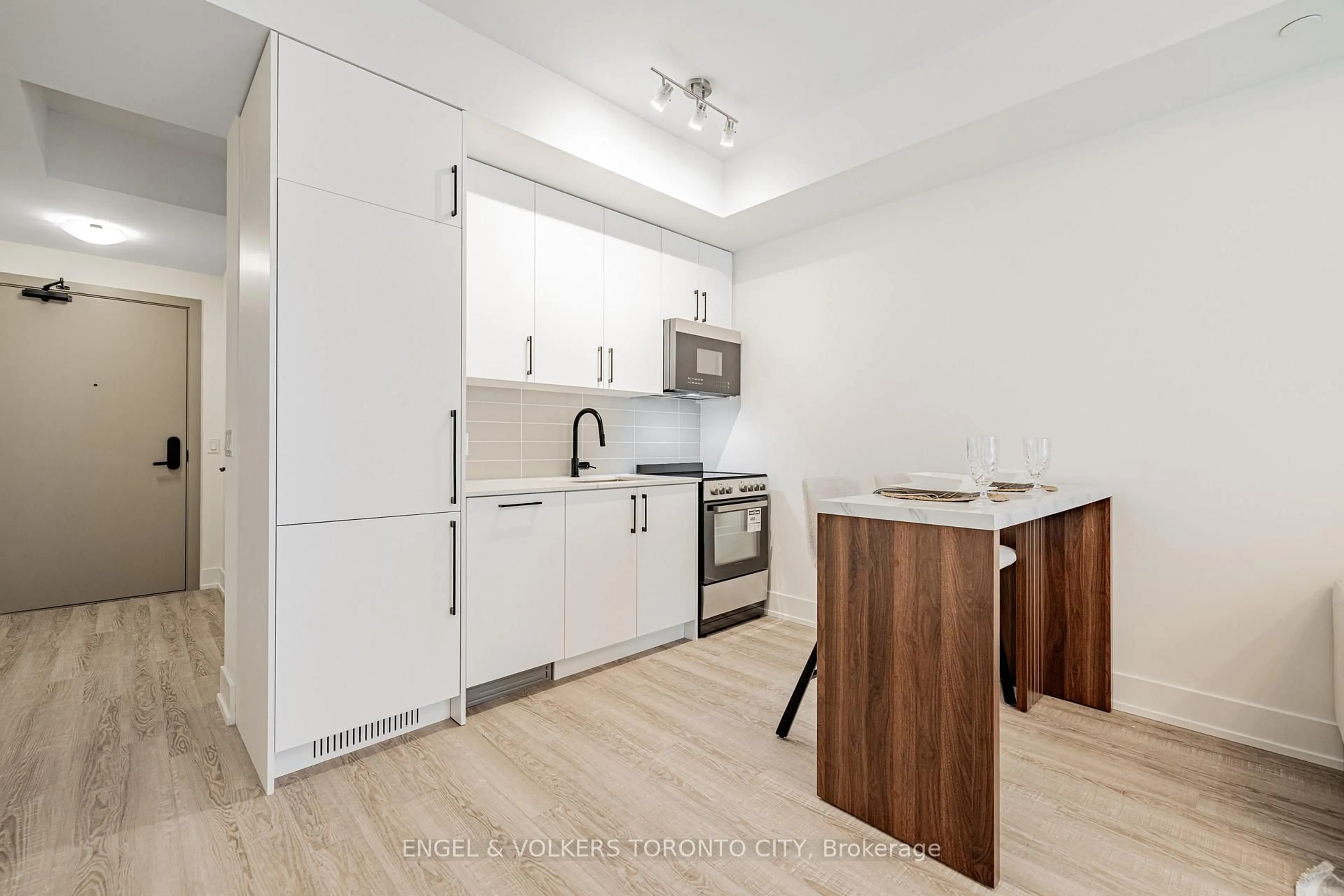 Standard kitchen, wood/laminate floor for 2075 King Rd #249, King Ontario L7B 0R6