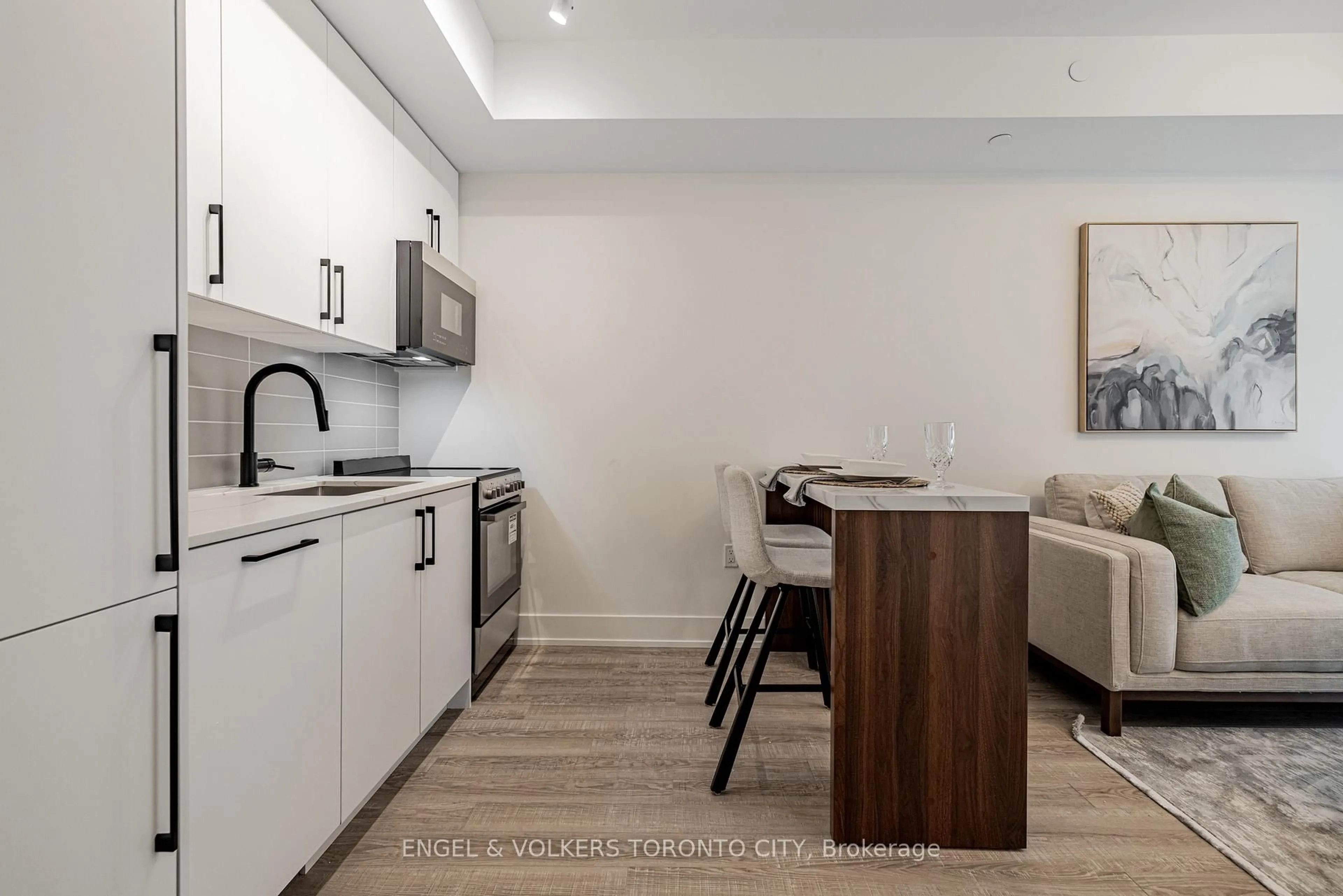 Standard kitchen, unknown for 2075 King Rd #249, King Ontario L7B 0R6