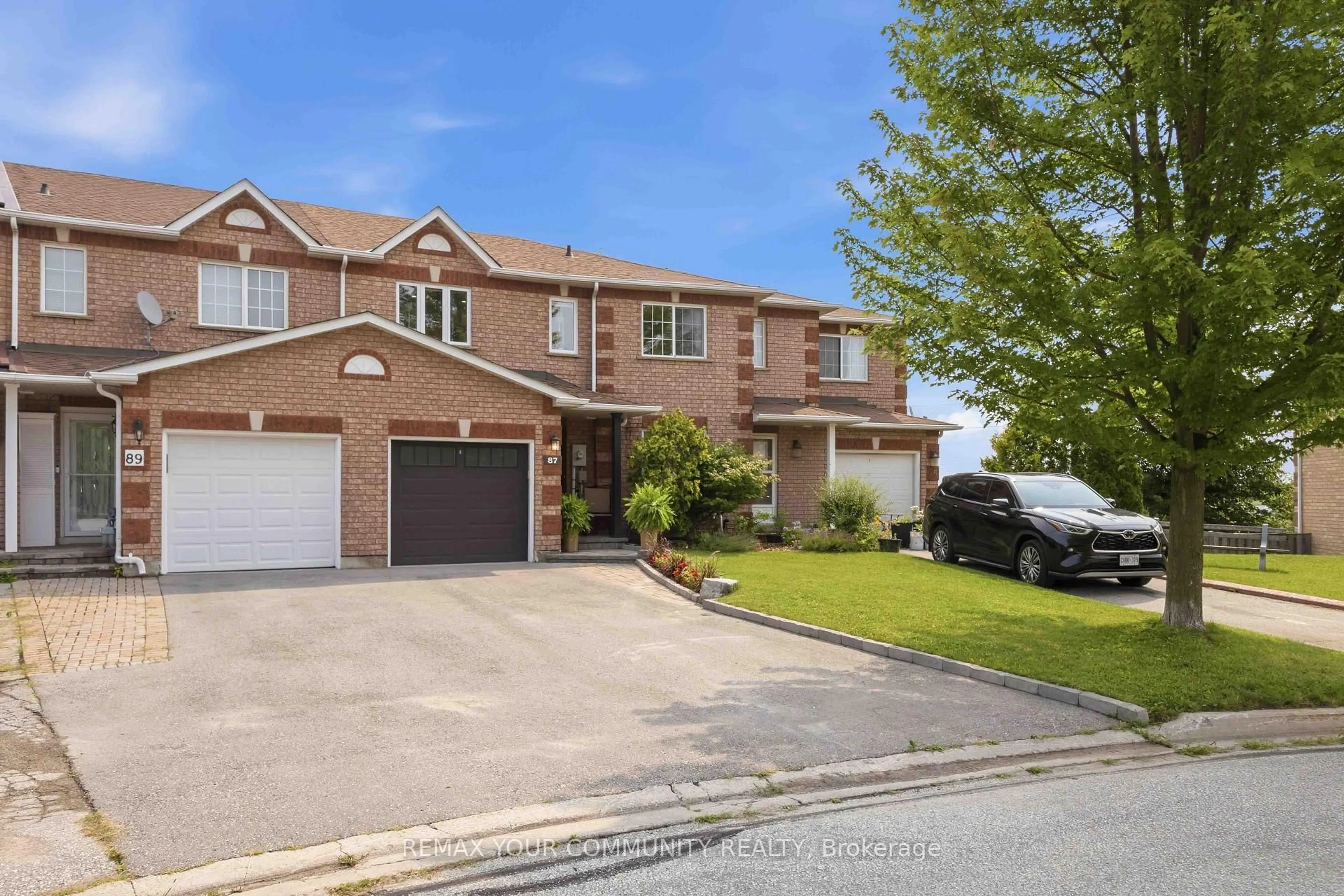 A pic from outside/outdoor area/front of a property/back of a property/a pic from drone, street for 87 Lancaster Crt, Georgina Ontario L4P 2Z9