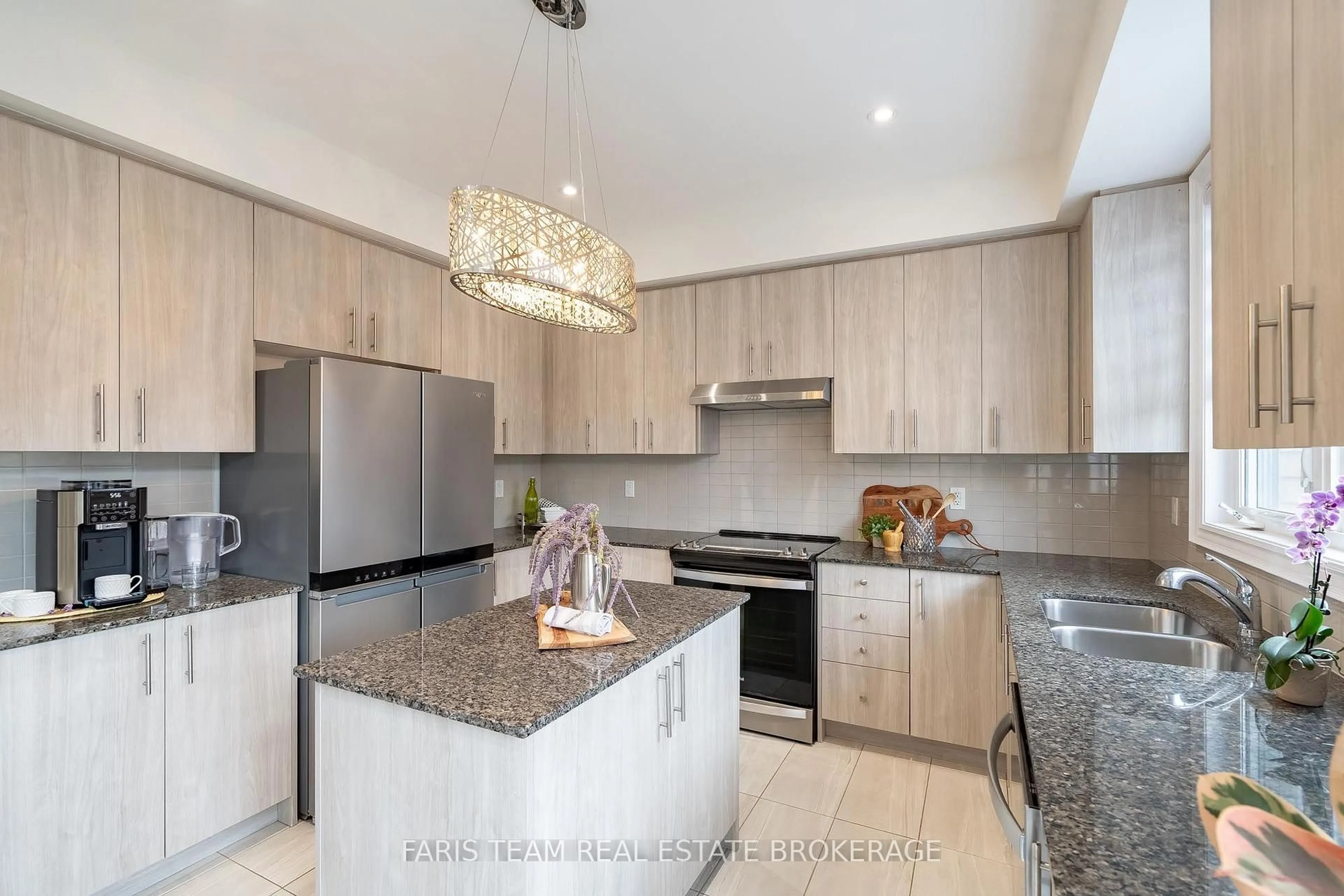Contemporary kitchen, unknown for 1352 Blackmore St, Innisfil Ontario L9S 0P2
