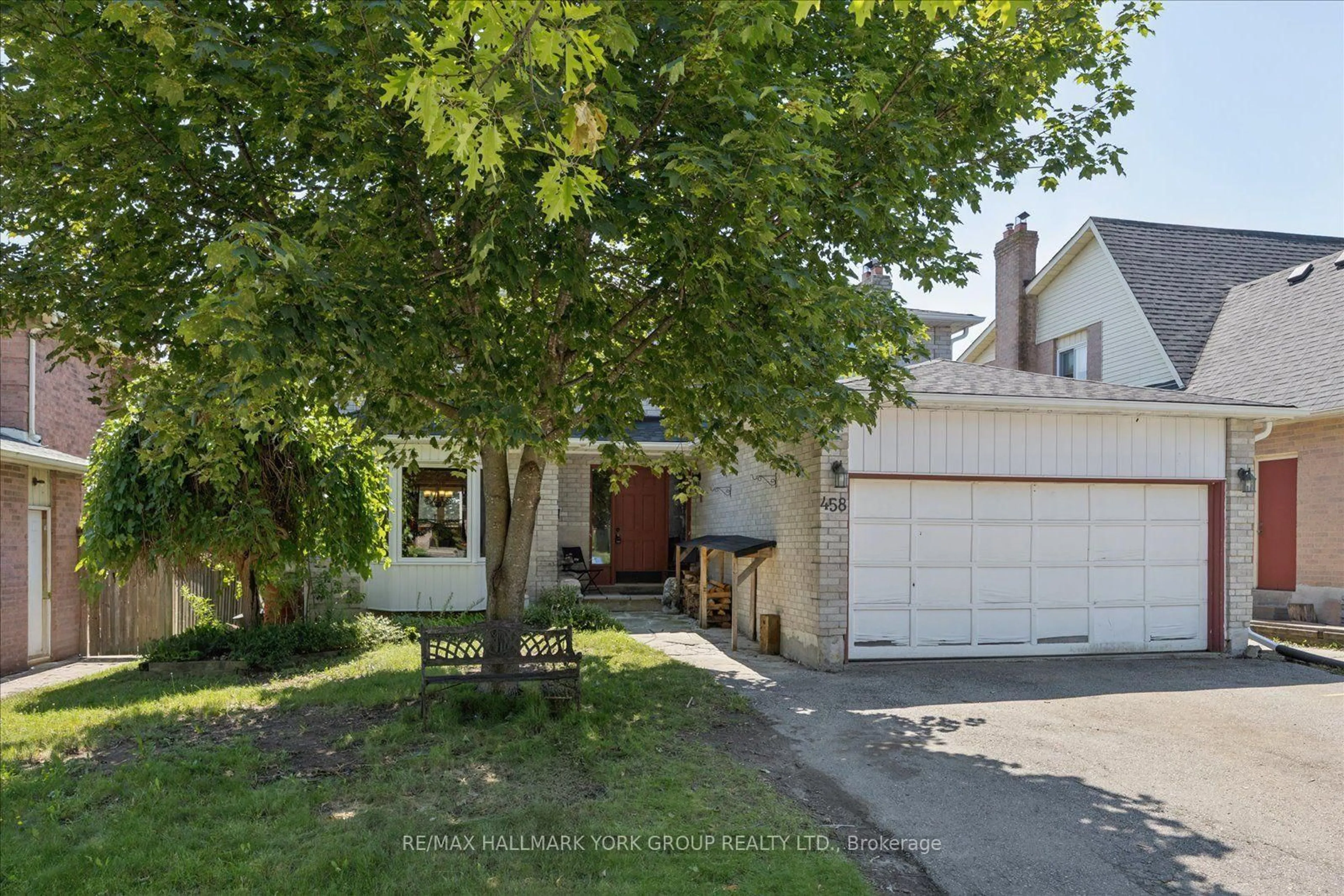 A pic from outside/outdoor area/front of a property/back of a property/a pic from drone, street for 458 Chester Ave, Newmarket Ontario L3Y 6R7