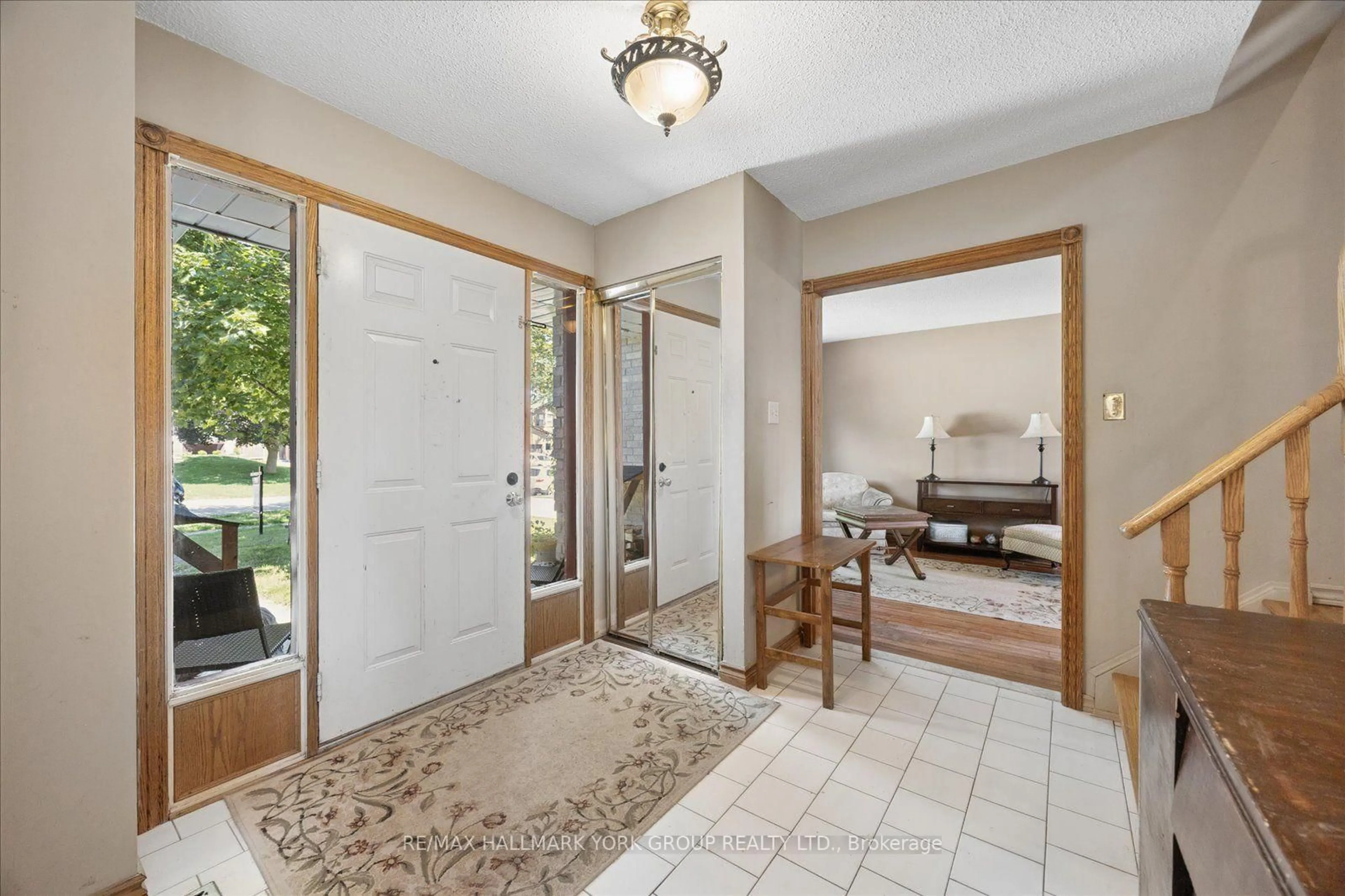 Indoor entryway for 458 Chester Ave, Newmarket Ontario L3Y 6R7