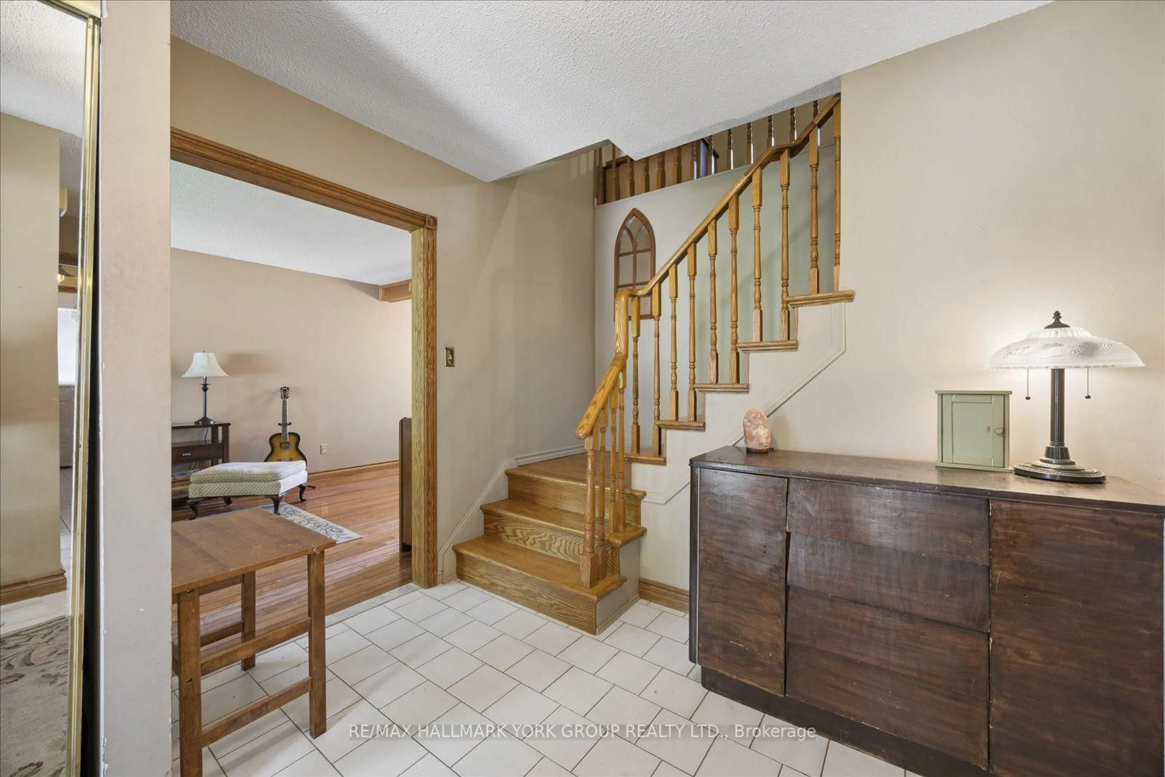 Indoor foyer for 458 Chester Ave, Newmarket Ontario L3Y 6R7