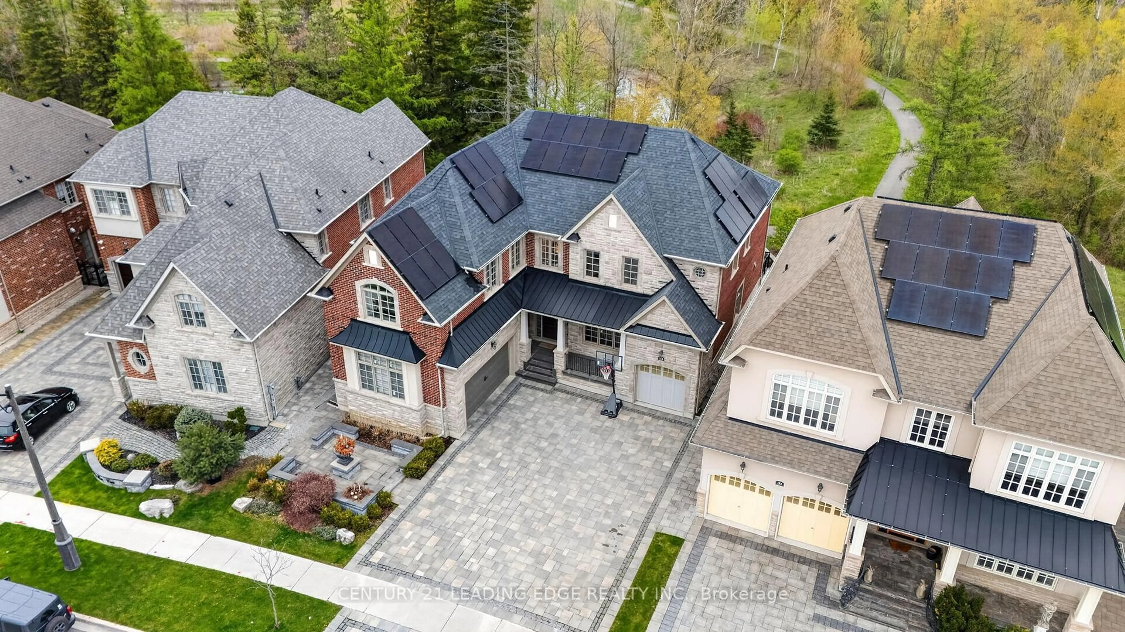 A pic from outside/outdoor area/front of a property/back of a property/a pic from drone, street for 33 Stollery Pond Cres, Markham Ontario L6C 1K4