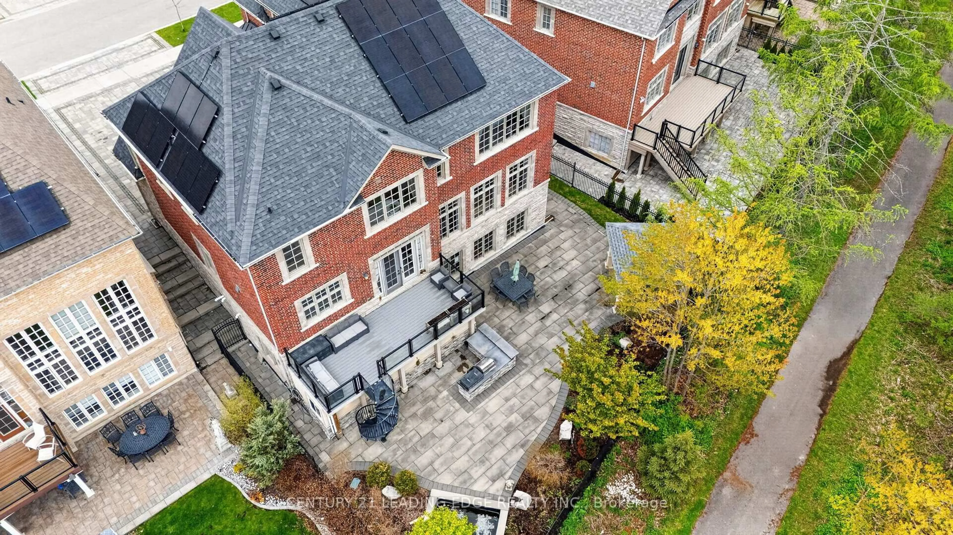 A pic from outside/outdoor area/front of a property/back of a property/a pic from drone, unknown for 33 Stollery Pond Cres, Markham Ontario L6C 1K4