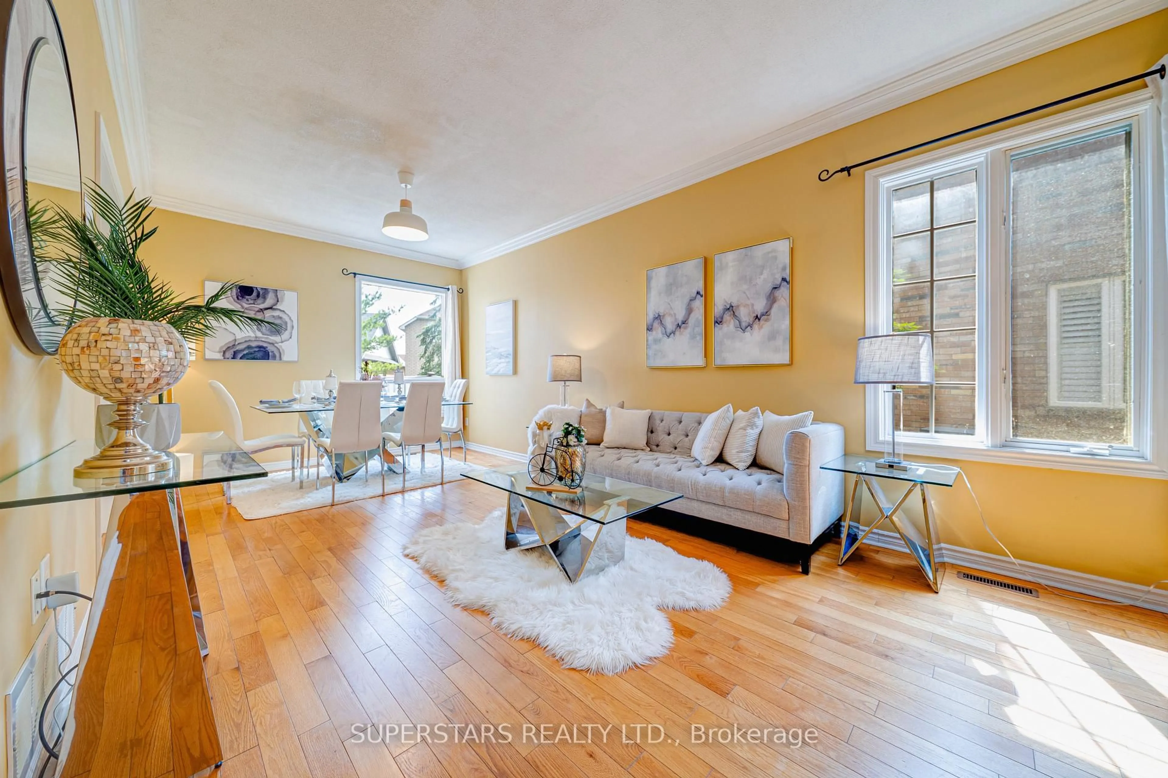 Living room with furniture, wood/laminate floor for 76 Fortune Cres, Richmond Hill Ontario L4S 1T5