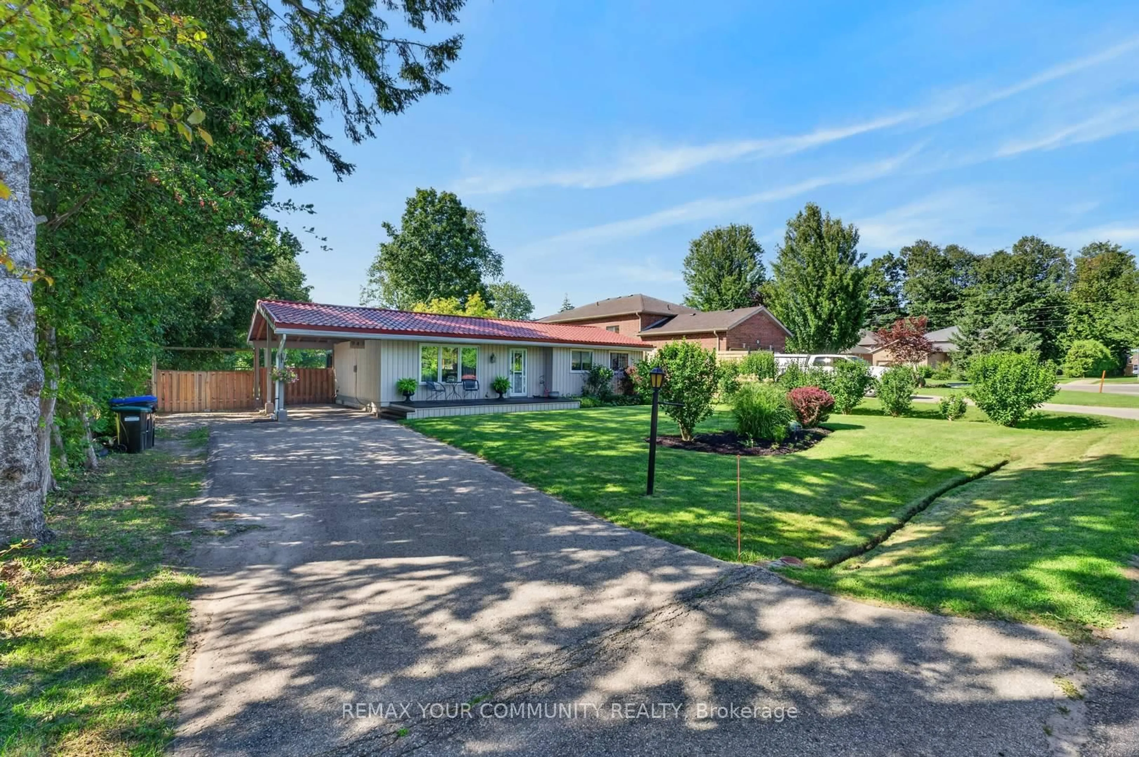 A pic from outside/outdoor area/front of a property/back of a property/a pic from drone, street for 943 Blackwoods Ave, Innisfil Ontario L9S 1S6