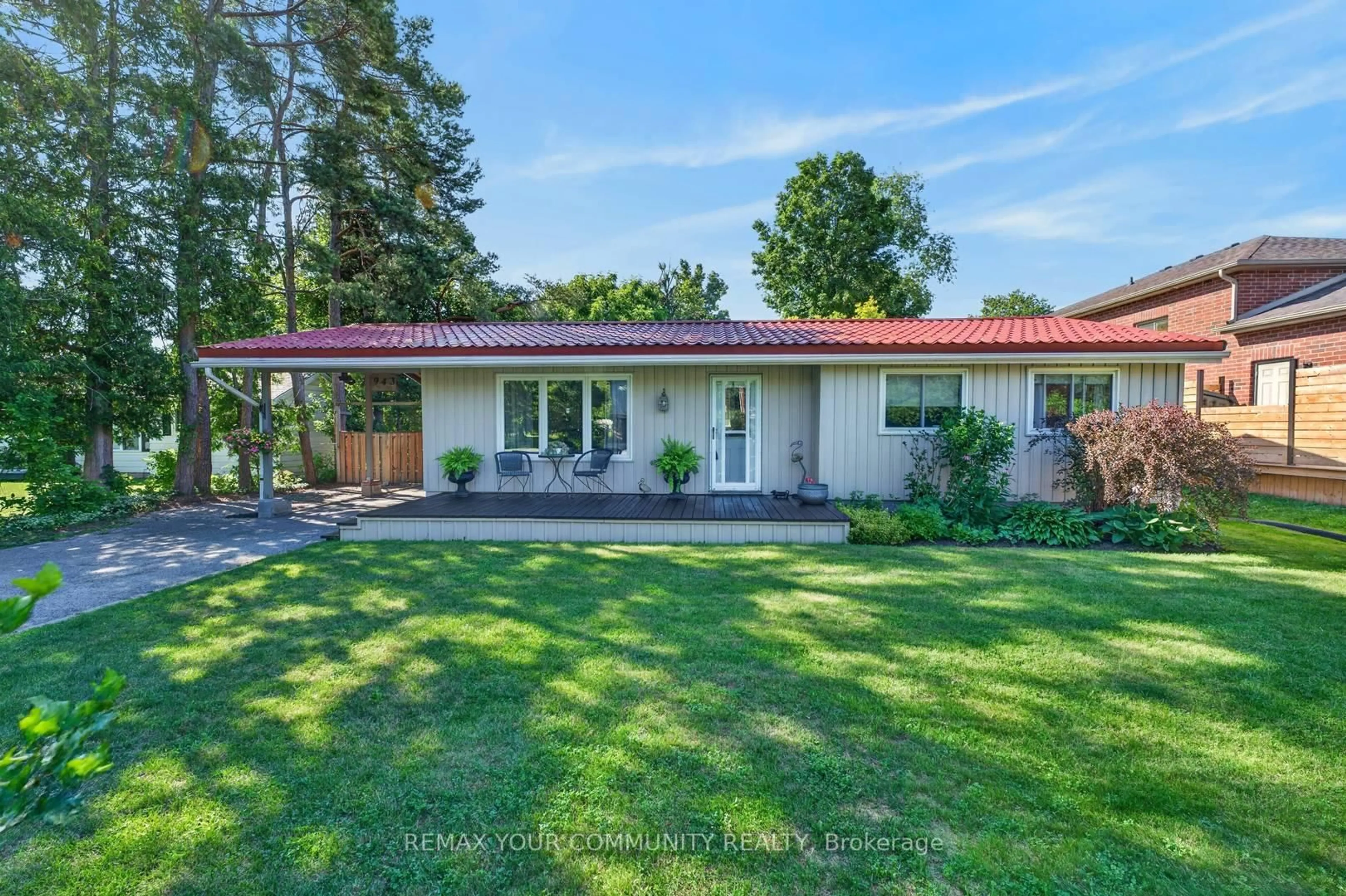 A pic from outside/outdoor area/front of a property/back of a property/a pic from drone, street for 943 Blackwoods Ave, Innisfil Ontario L9S 1S6
