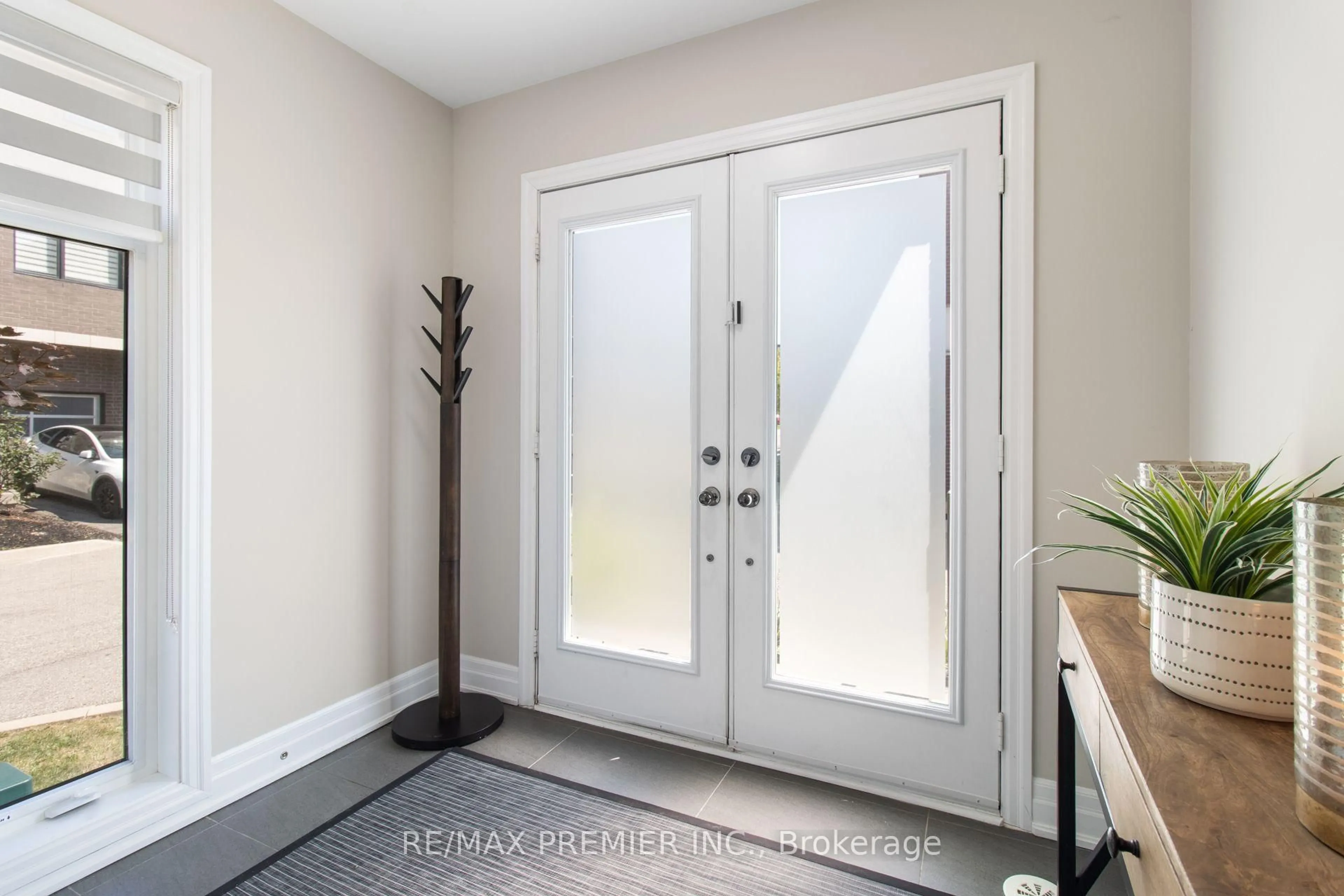 Indoor entryway for 2 Gaddi Way, Vaughan Ontario L4L 2S2