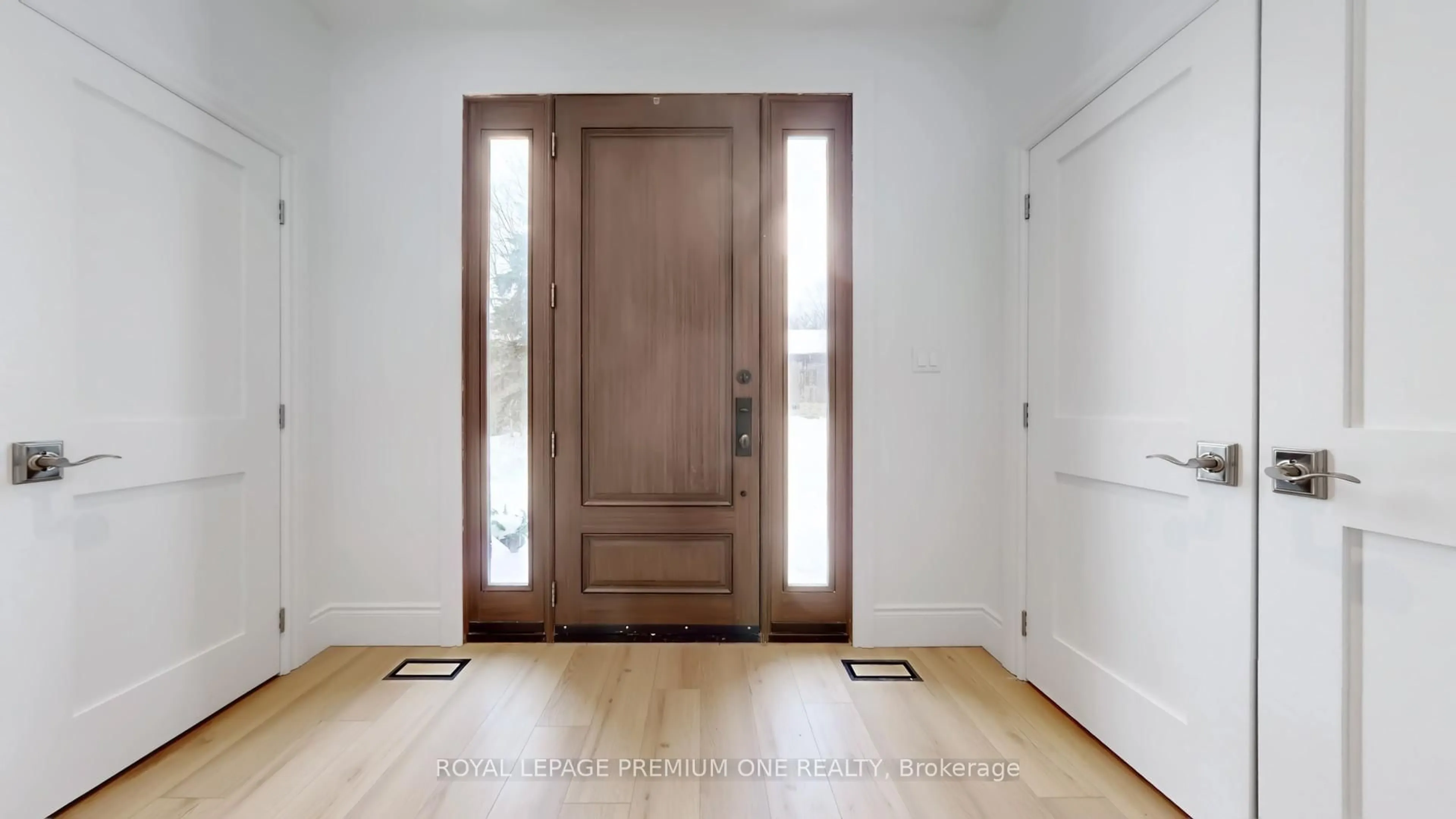 Indoor entryway for 7590 19th Sdrd, King Ontario L0G 1T0