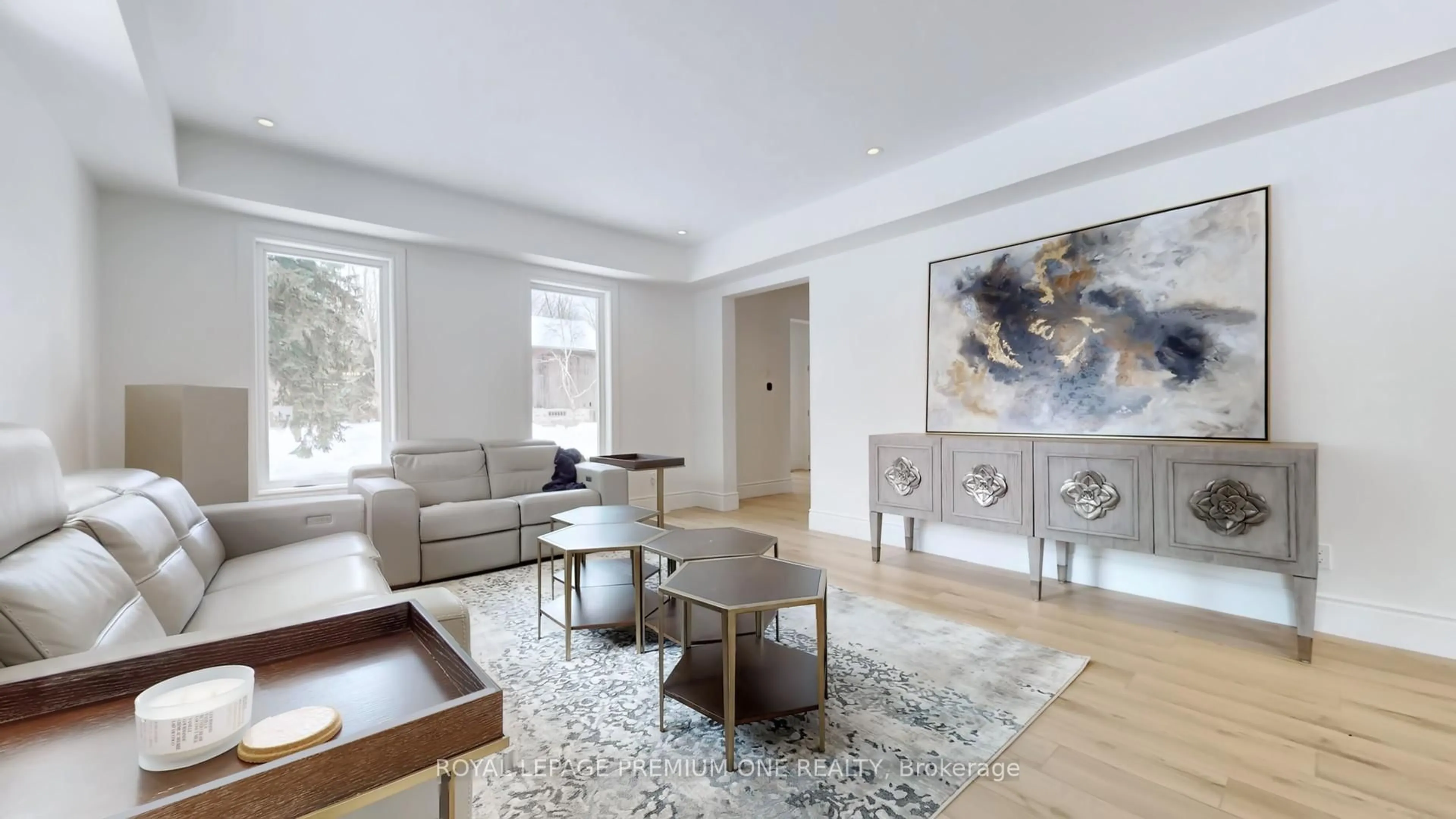Living room with furniture, wood/laminate floor for 7590 19th Sdrd, King Ontario L0G 1T0