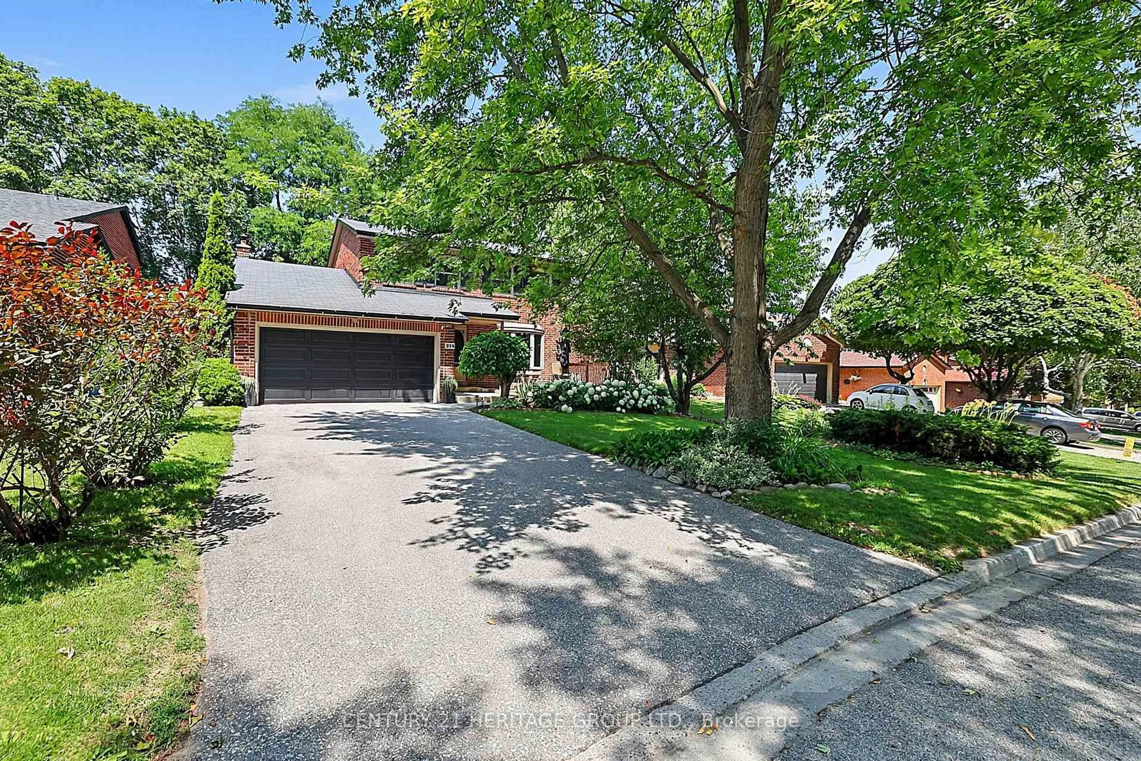 Home with brick exterior material, street for 214 Lancaster Ave, Newmarket Ontario L3Y 5X2