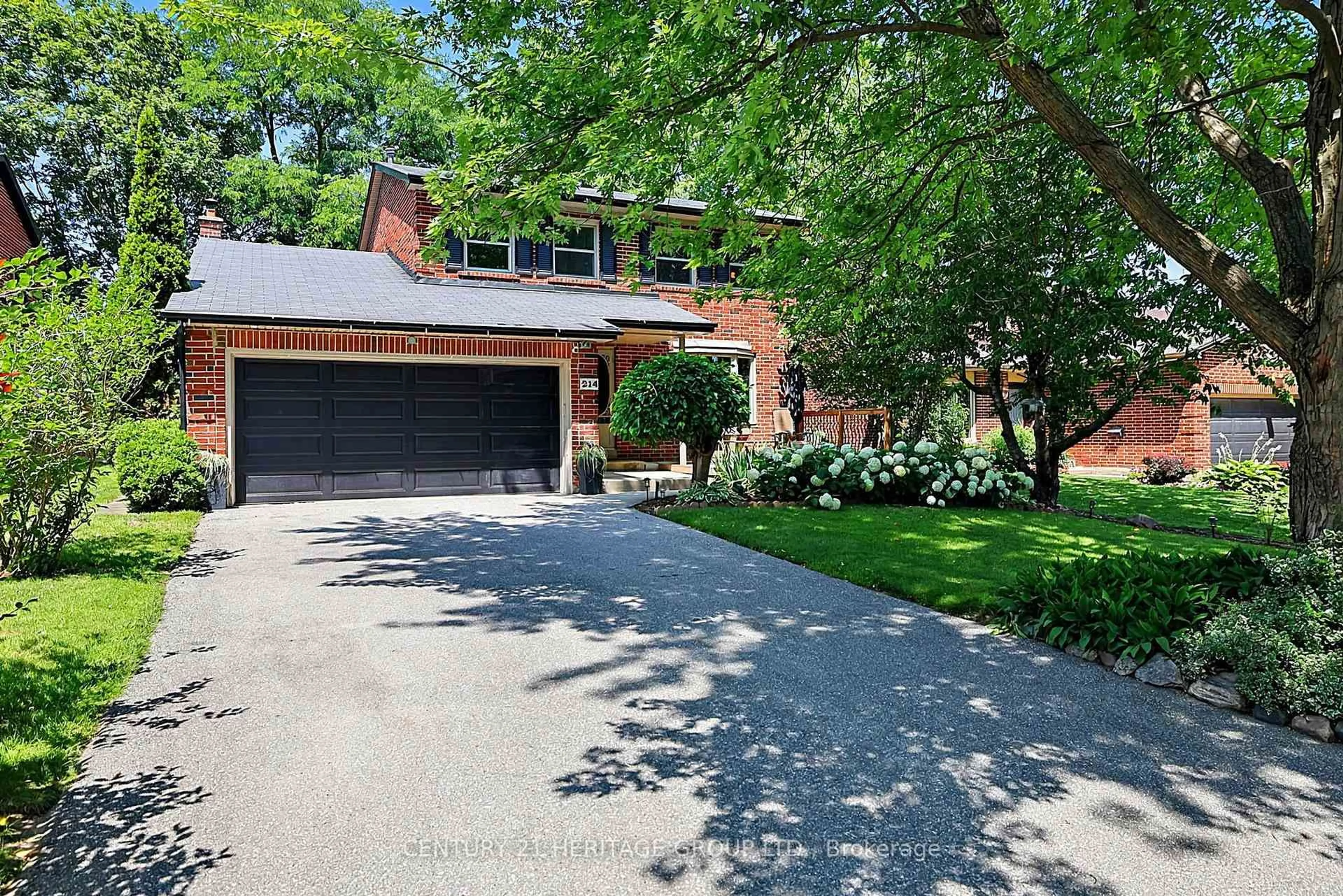Home with brick exterior material, street for 214 Lancaster Ave, Newmarket Ontario L3Y 5X2